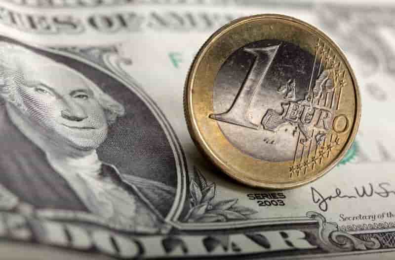 Le dollar gagne 10,2% face a l'euro en 2015