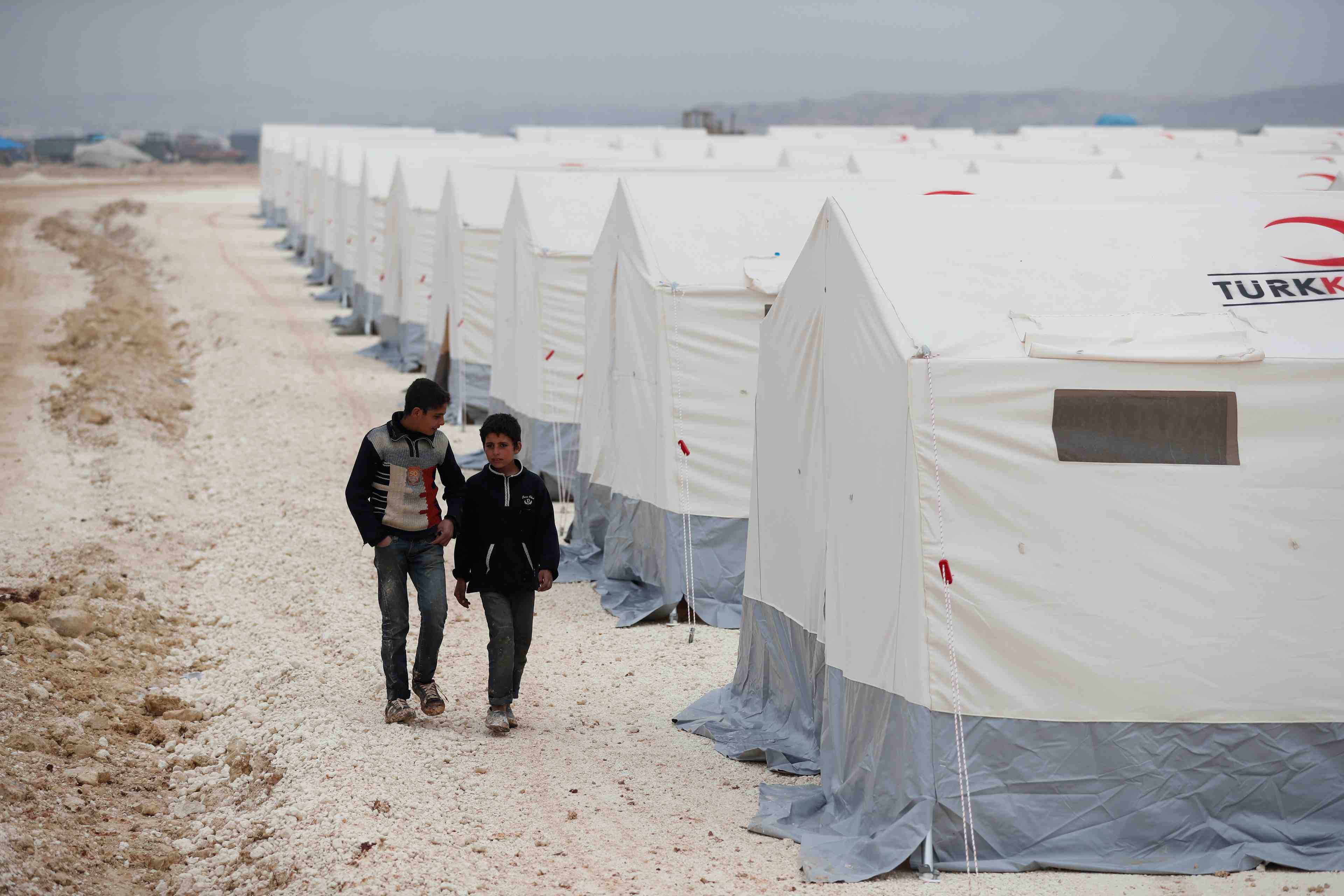 Les refugies de la region d'idlib s'entassent a la frontiere turque