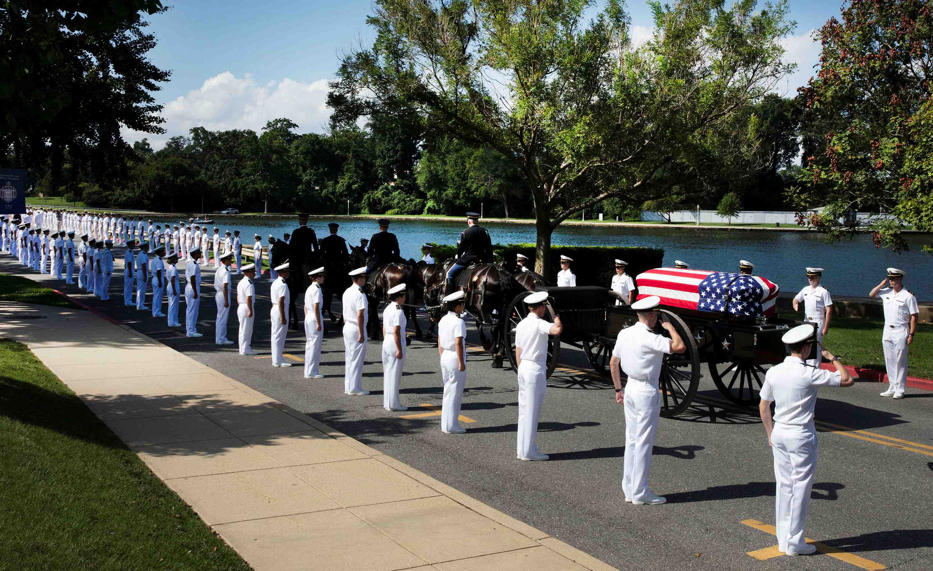 La depouille mortelle de john mccain a annapolis