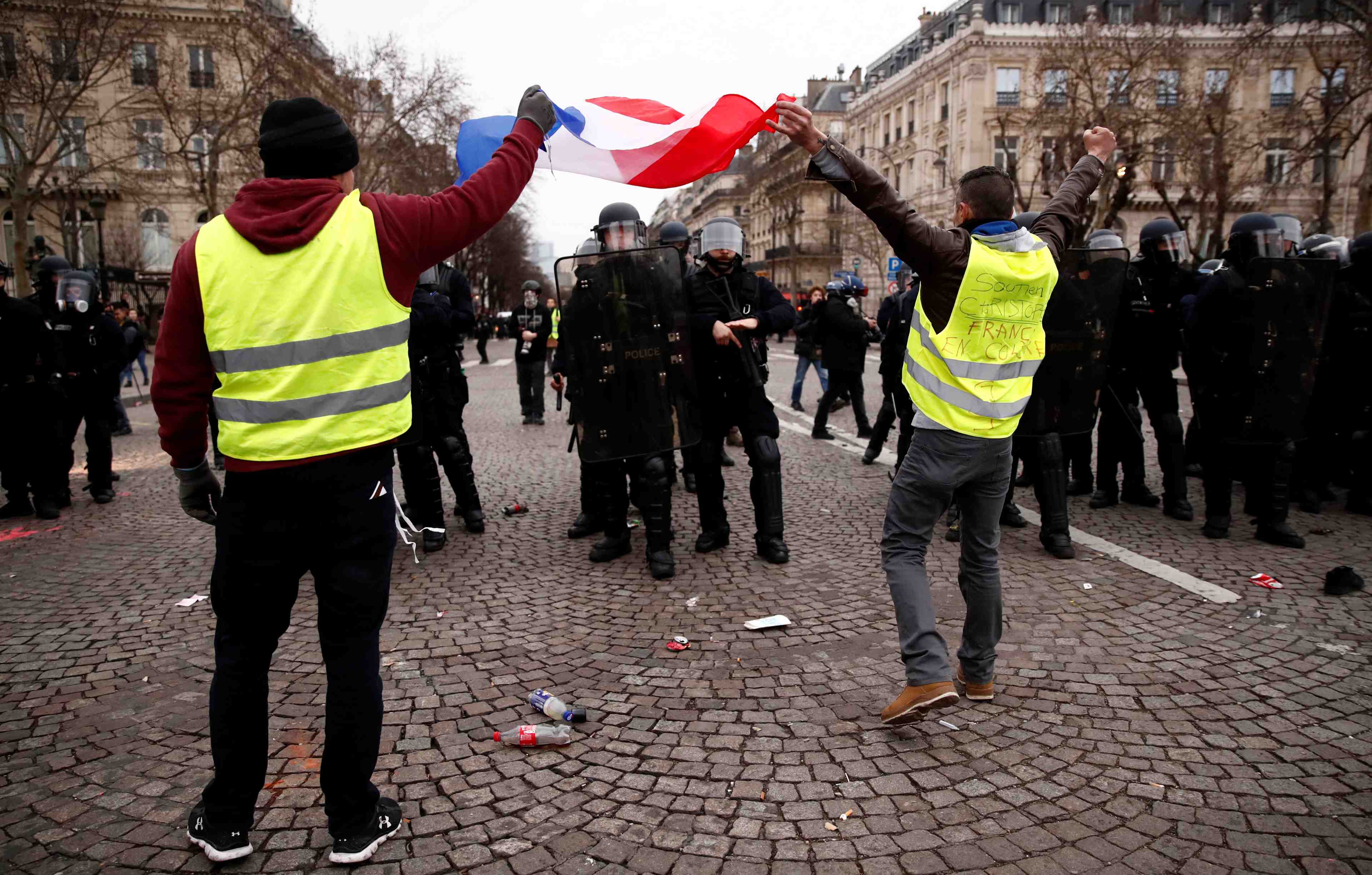 "gilets jaunes": une centaine de gardes a vue en cours a paris