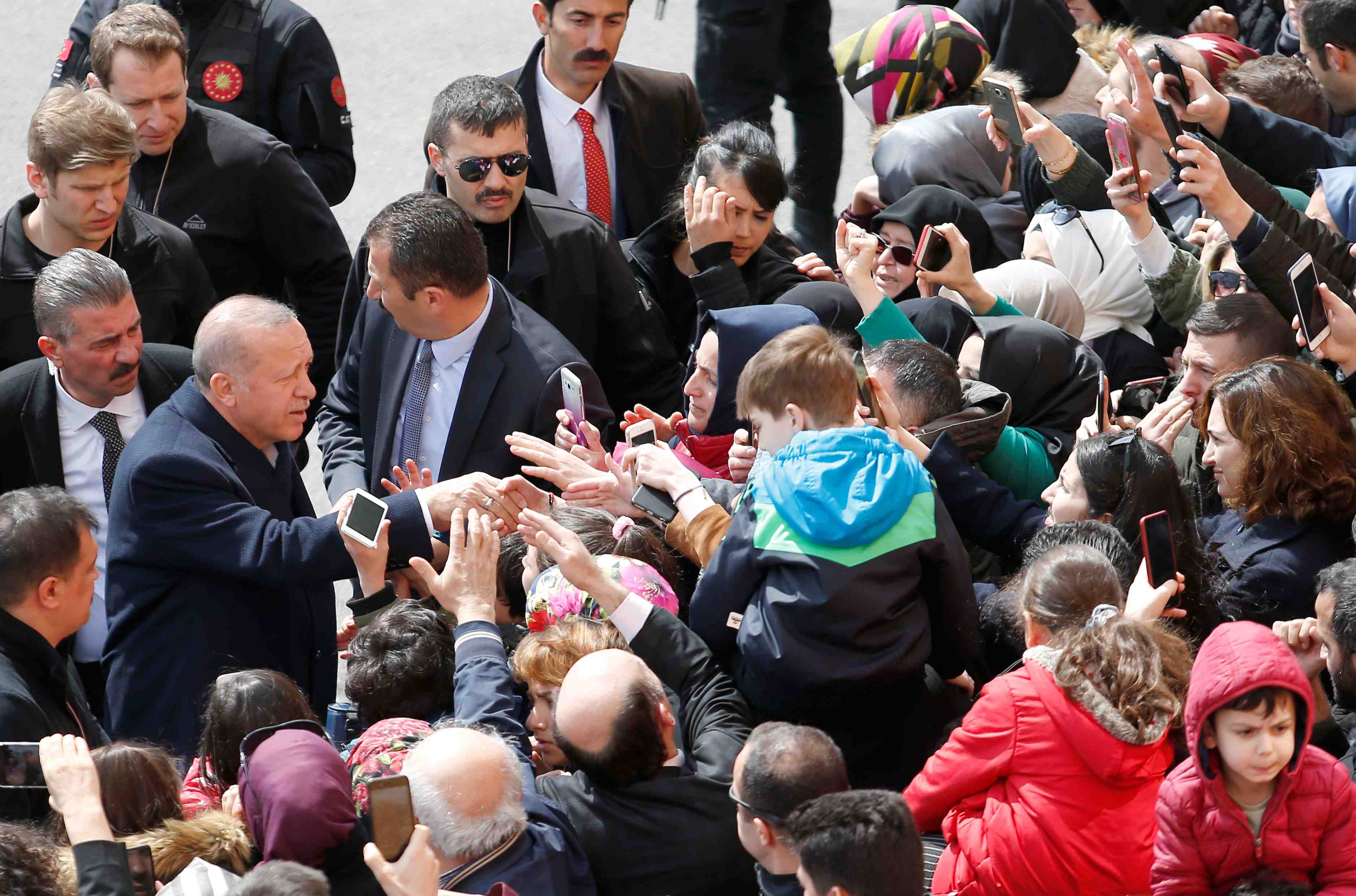 Premiers resultats favorables a erdogan a istanbul et ankara