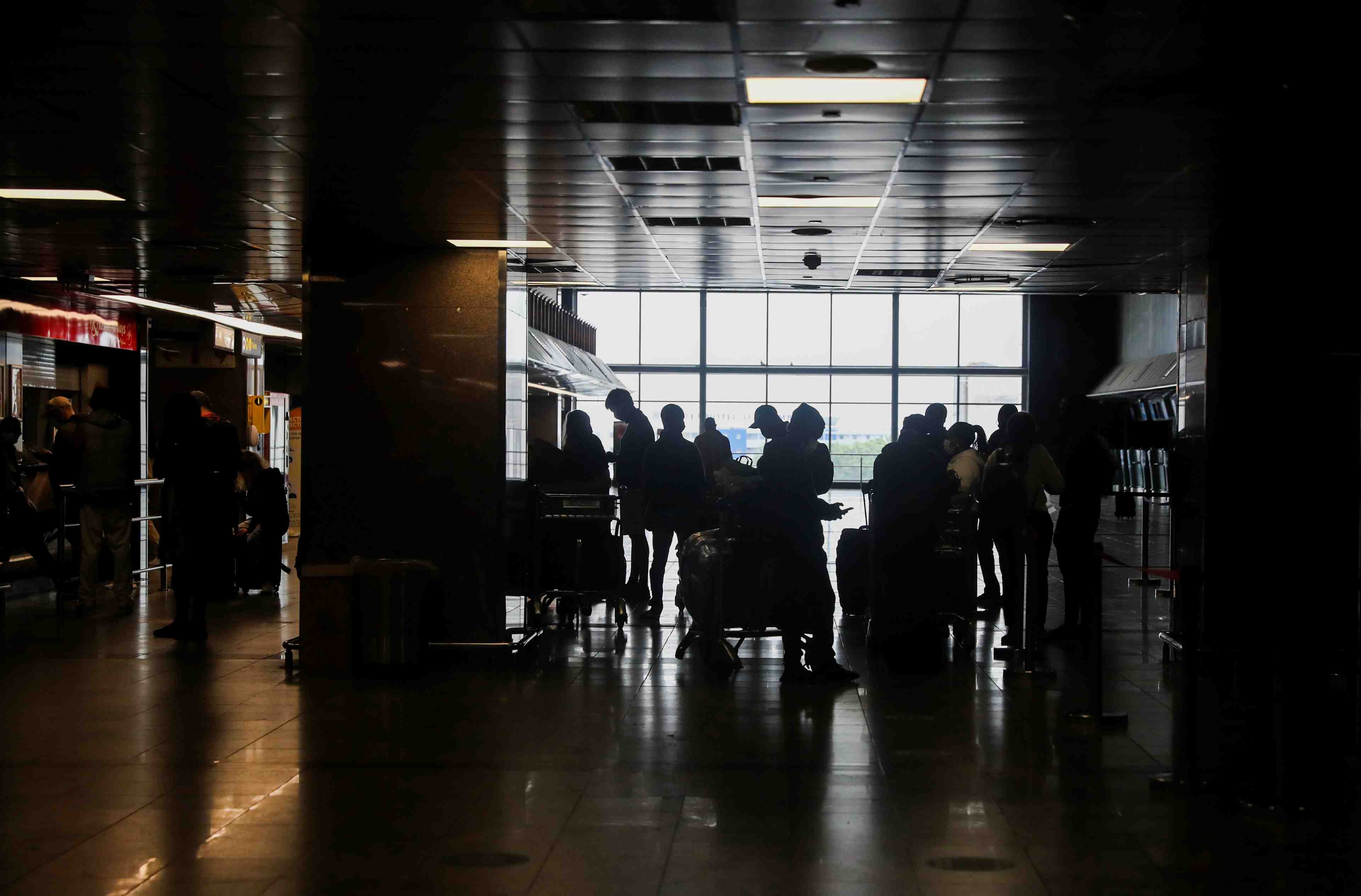 Le variant omicron detecte dans plus de pays, le monde se referme