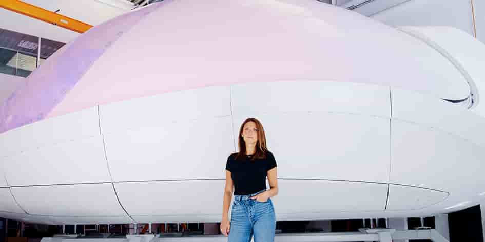 Barbara Belvisi devant le « BioPod »