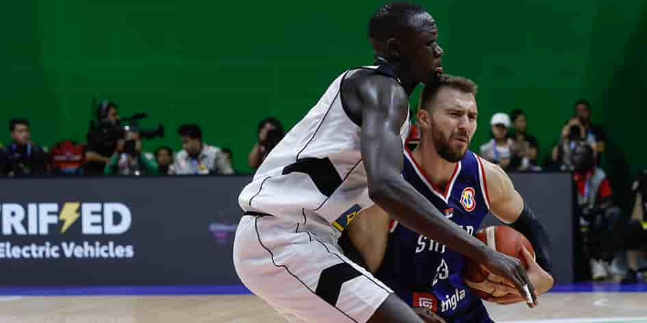 Khaman Maluach lors du match entre le Sud Soudan et la Serbie au Mondial 2023, à Manille (Philippines).