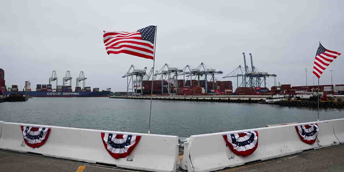 Des drapeaux flottent sur le port de Long Beach (Californie).