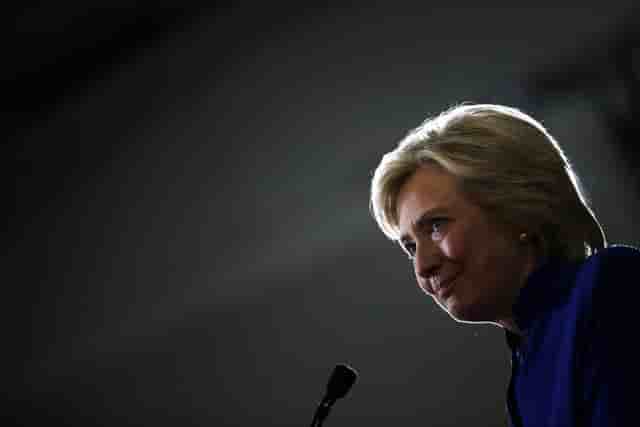 Clinton continue de gauchiser son programme