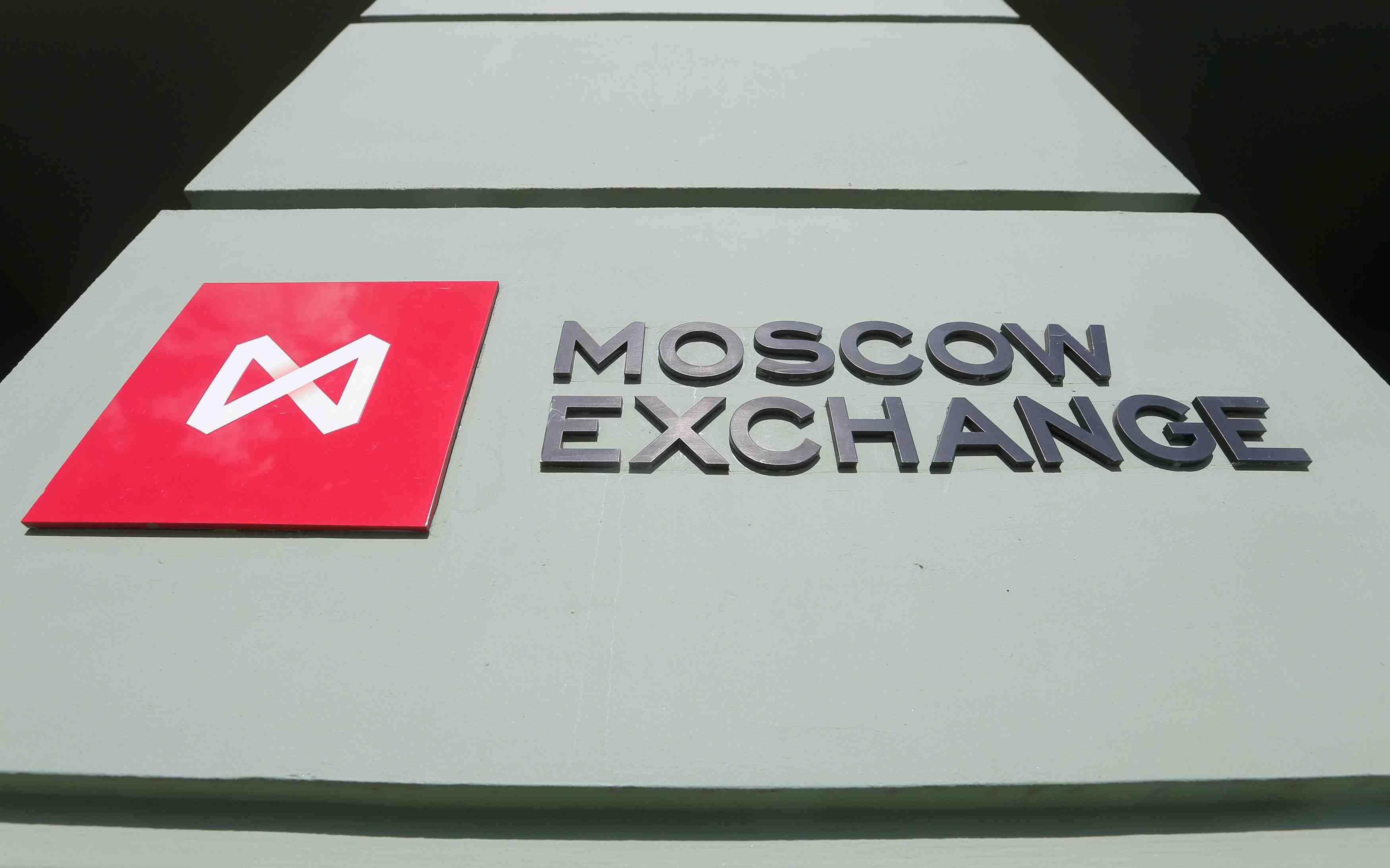 La bourse de moscou n'ouvrira pas lundi, dit la banque centrale