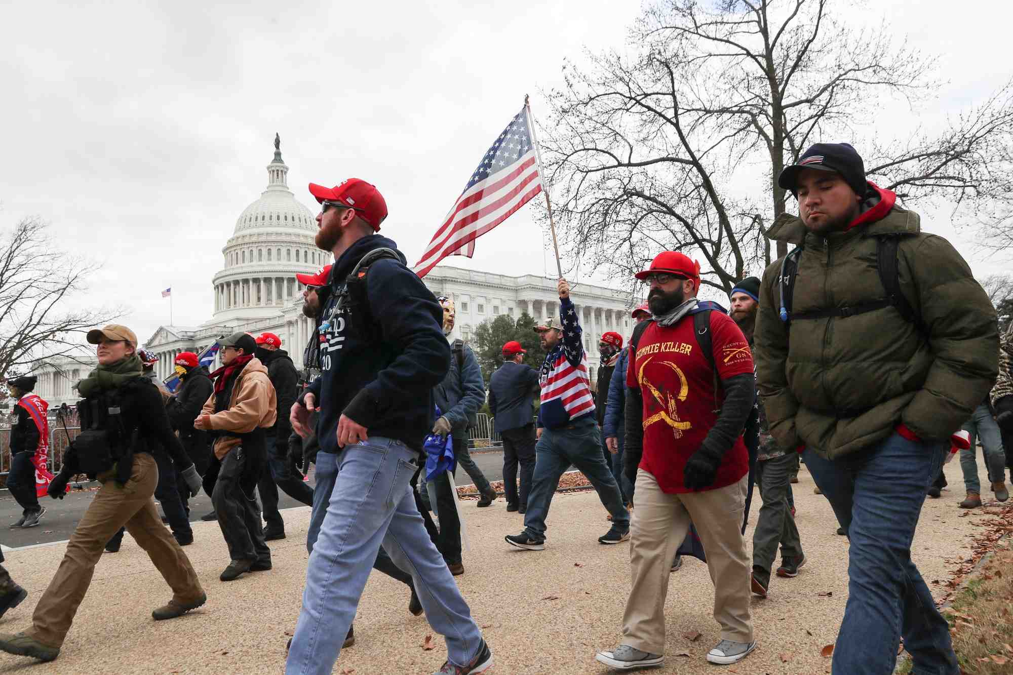 Des membres du groupe d'extreme droite proud boys marchent vers le capitole des etats-unis a washington