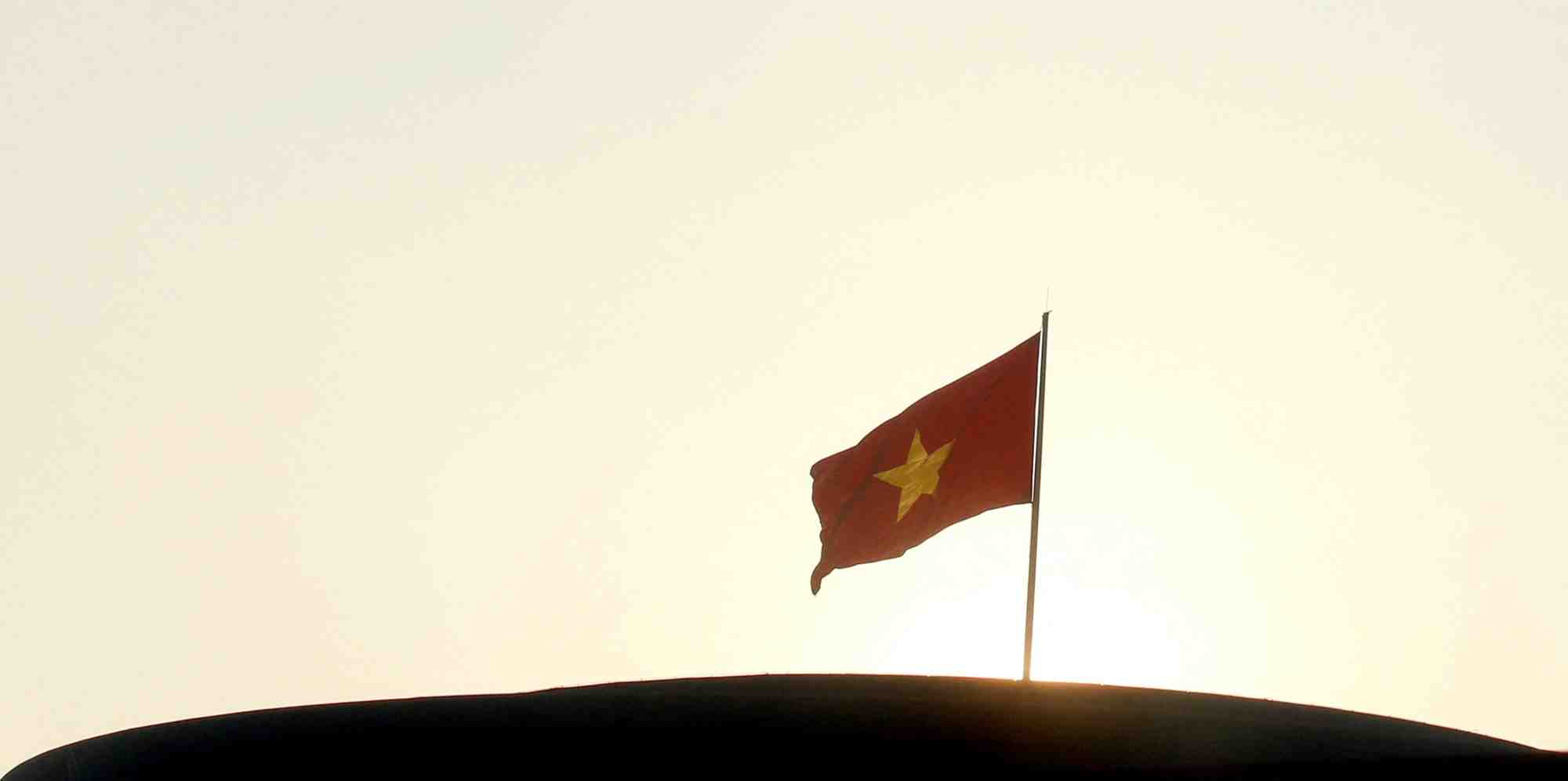 Le drapeau national vietnamien sur le toit de la salle ba dinh de l'assemblee nationale a hanoi.