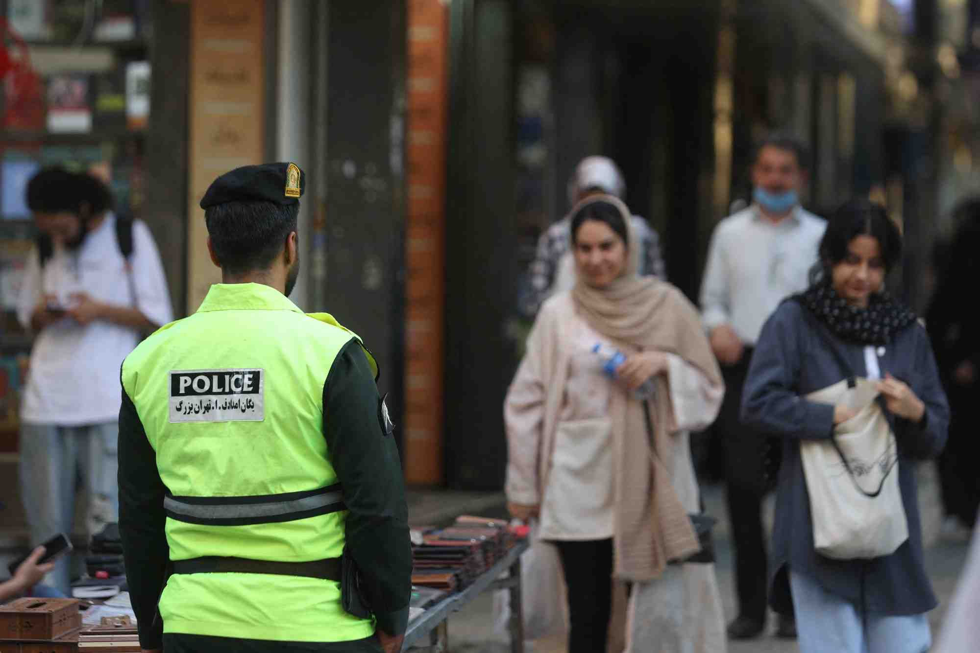 Un agent de police iranien