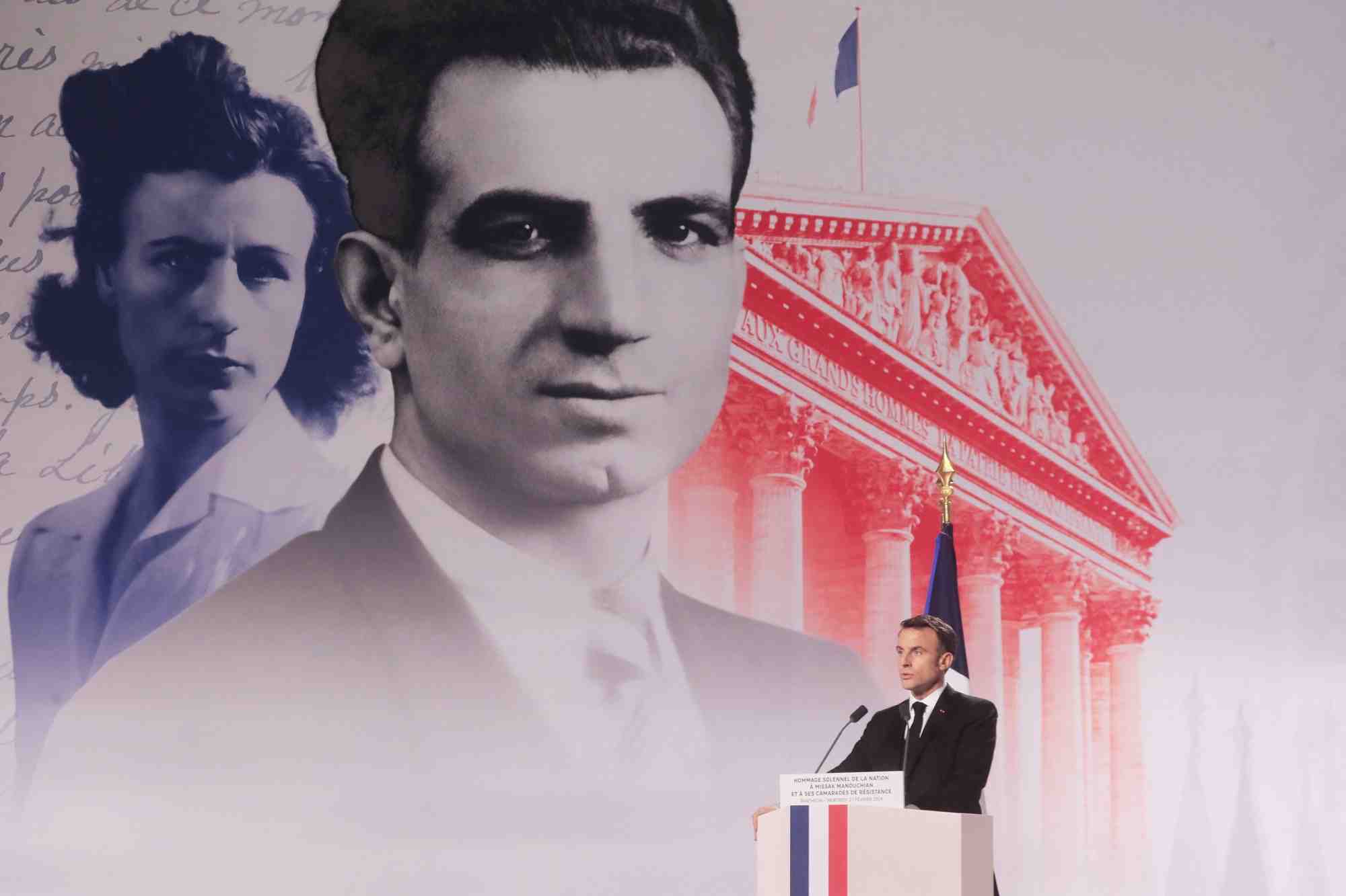 Photo d'emmanuel macron qui rend hommage a manouchian, resistant communiste armenien de la seconde guerre mondiale