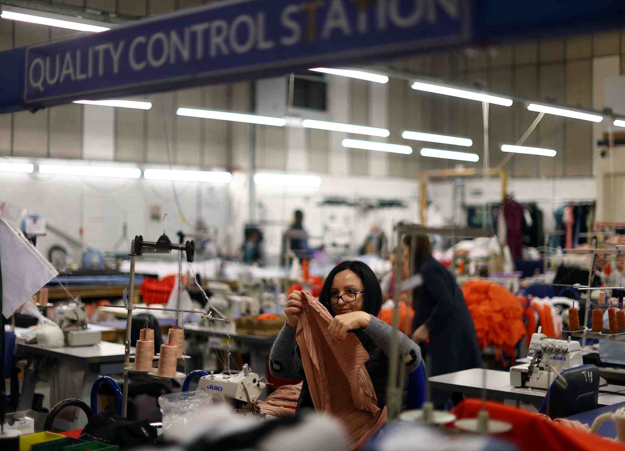 Des gens travaillent dans une usine a londres