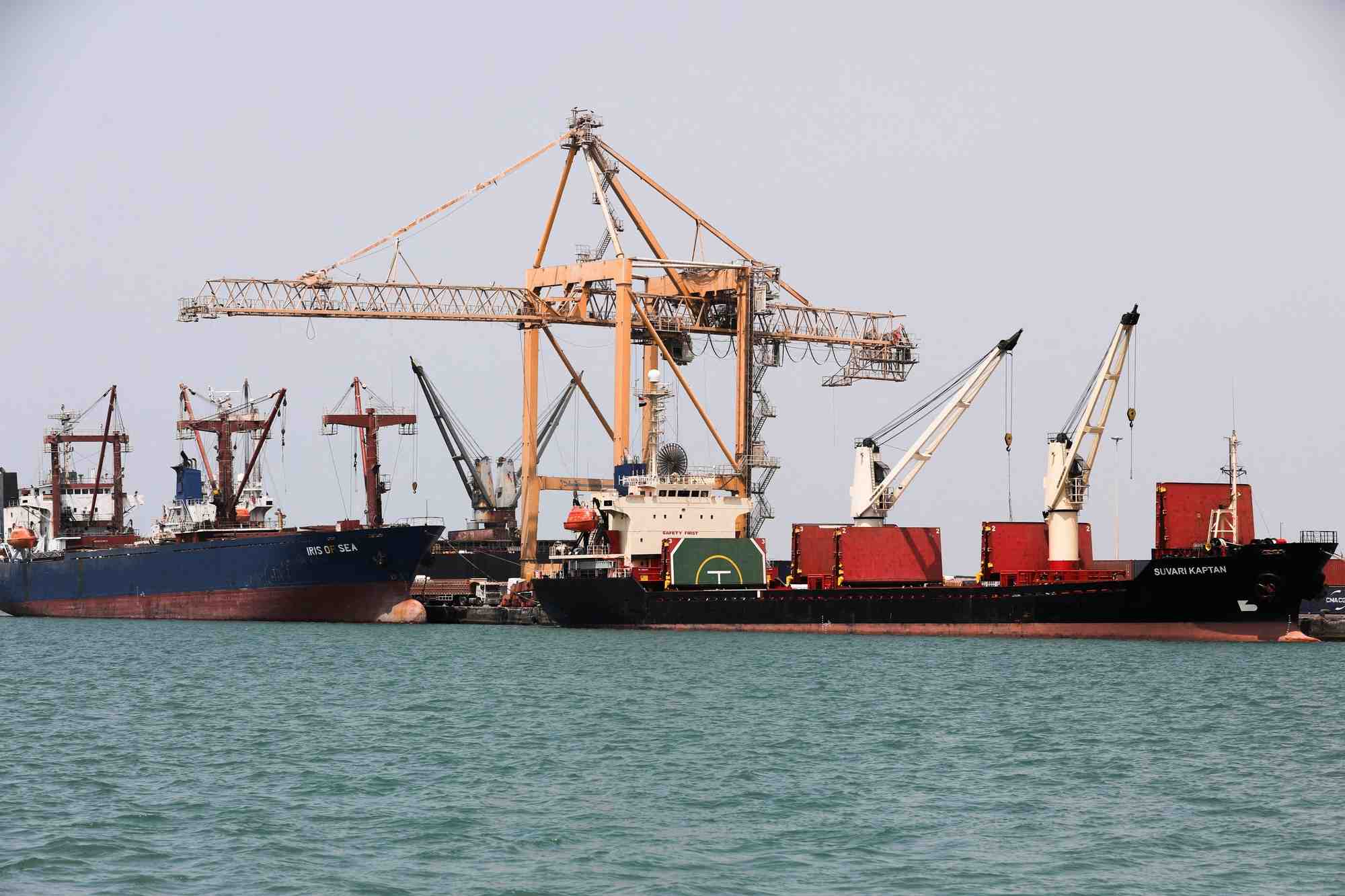 Des navires commerciaux accostent dans le port de hodeidah, sur la mer rouge