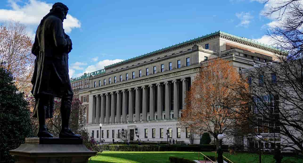 Des étudiants se tiennent sur le campus de l'Université Columbia à New York, aux États-Unis, le 8 avril 2025.