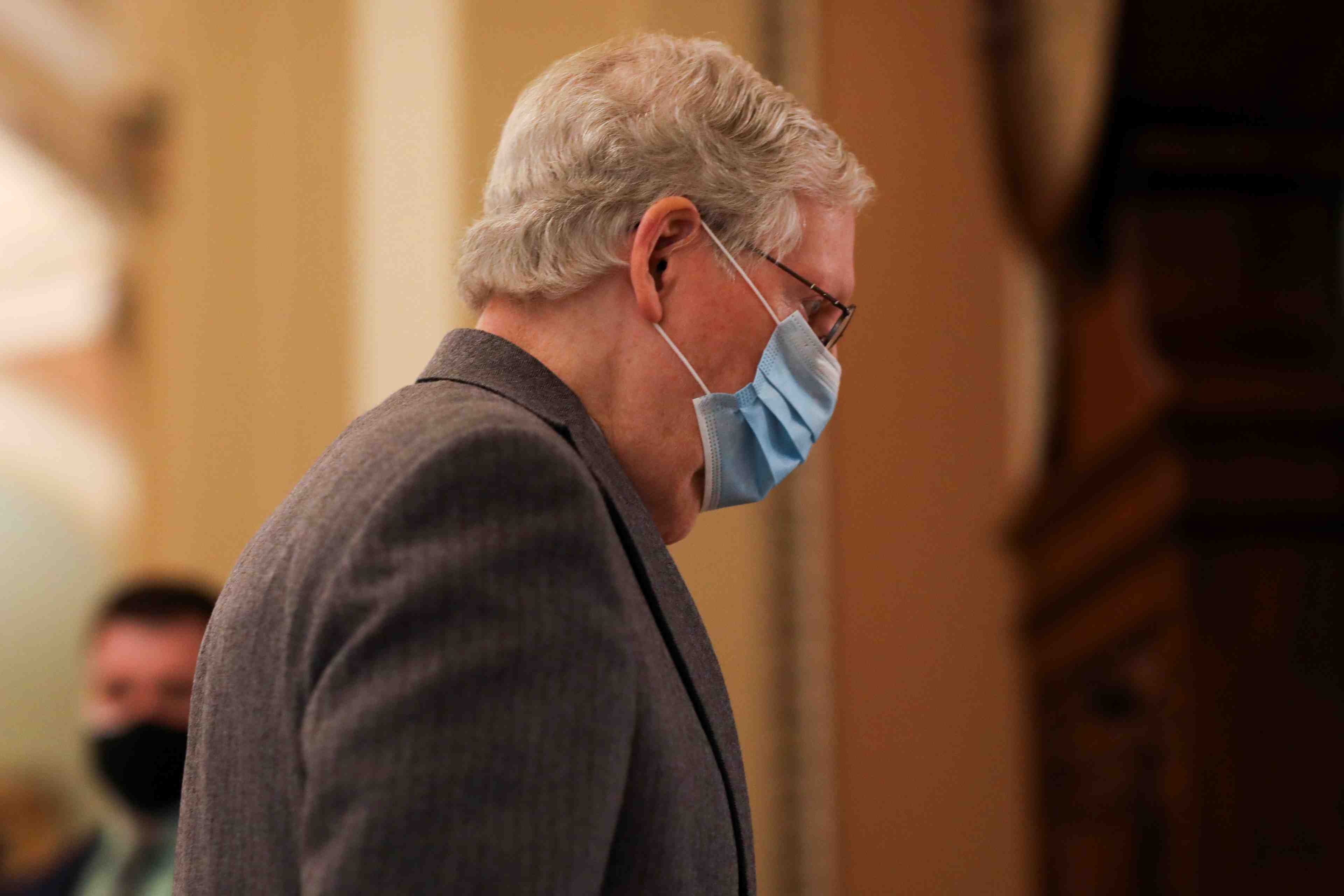 Mcconnell porte un revers a l'aide aux particuliers voulue par trump