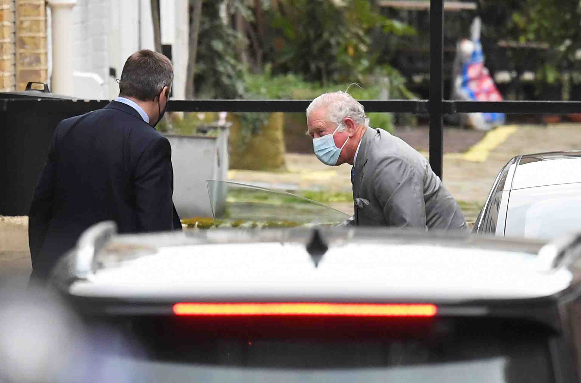 Gb: le prince charles rend visite a son pere a l'hopital