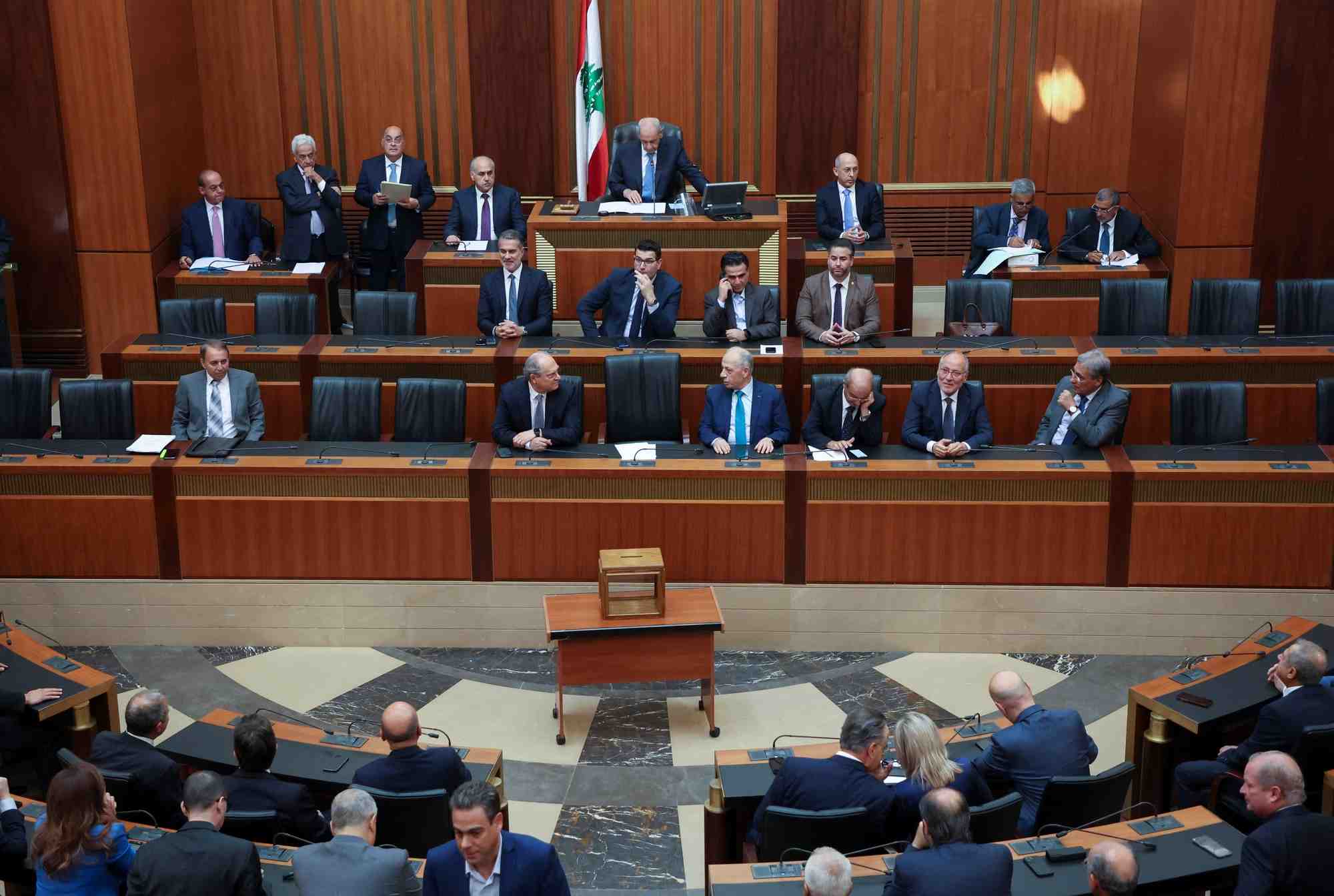 Le president du parlement libanais, nabih berri, dirige la premiere session d'election d'un nouveau president de la republique