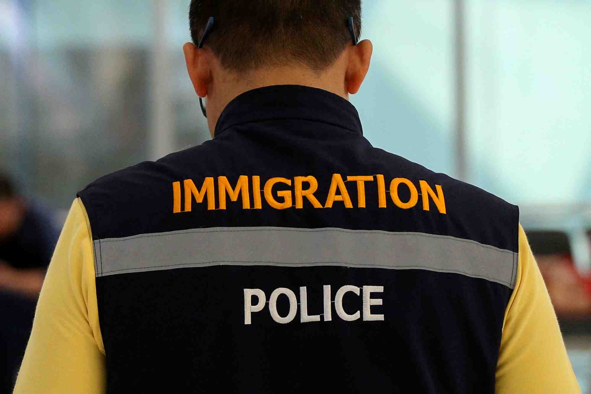 Photo d'archives: un agent de la police de l'immigration thailandaise