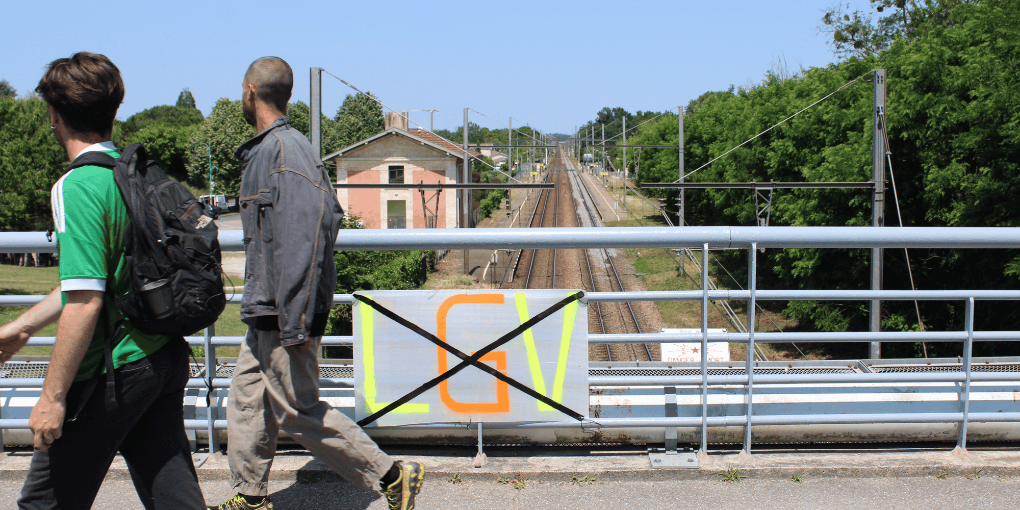 Des opposants aux LGV vers Toulouse et Dax ont défilé le 3 juin 2023 à Saint-Médard-d'Eyrans en Gironde.