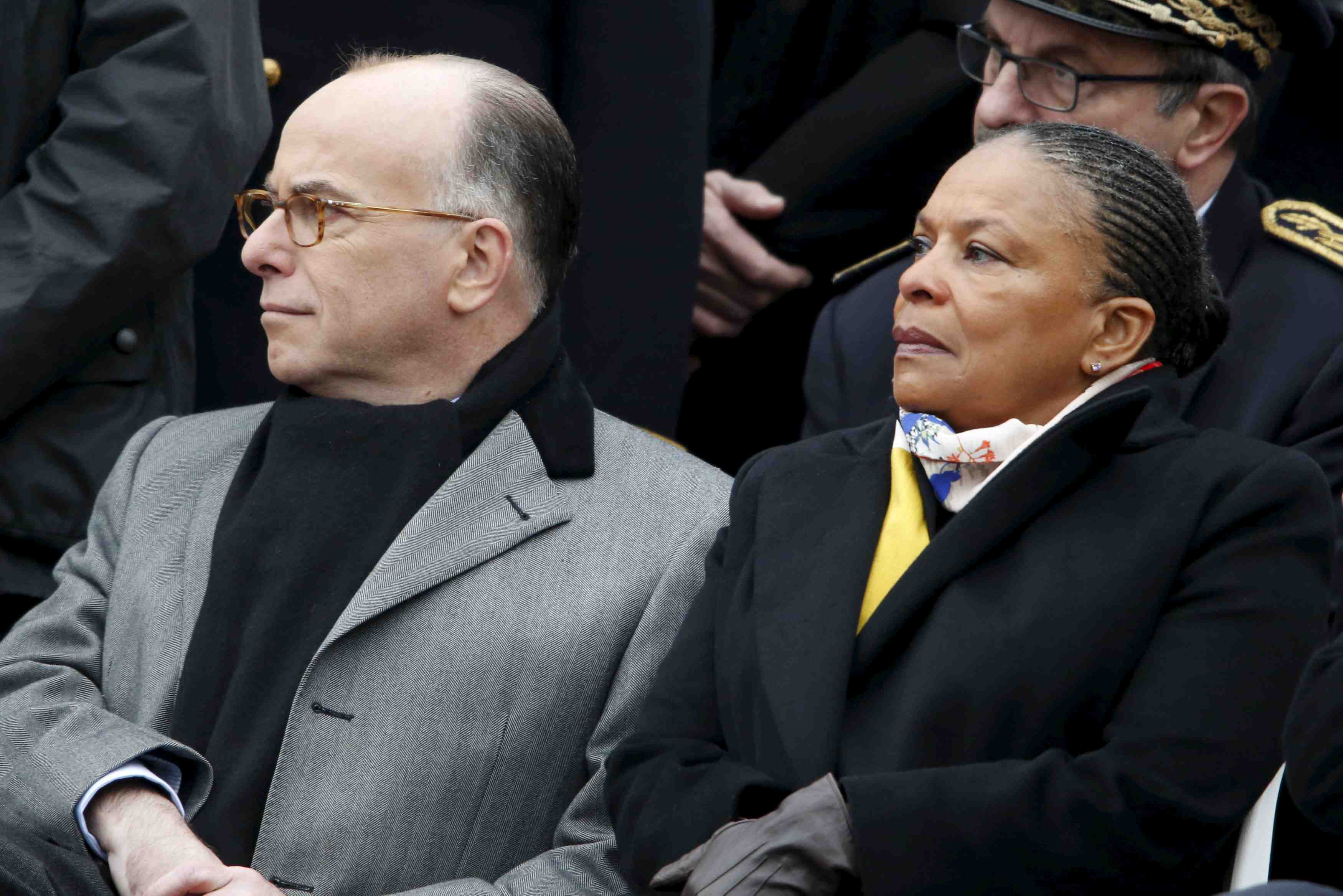 Bernard cazeneuve defend christiane taubira