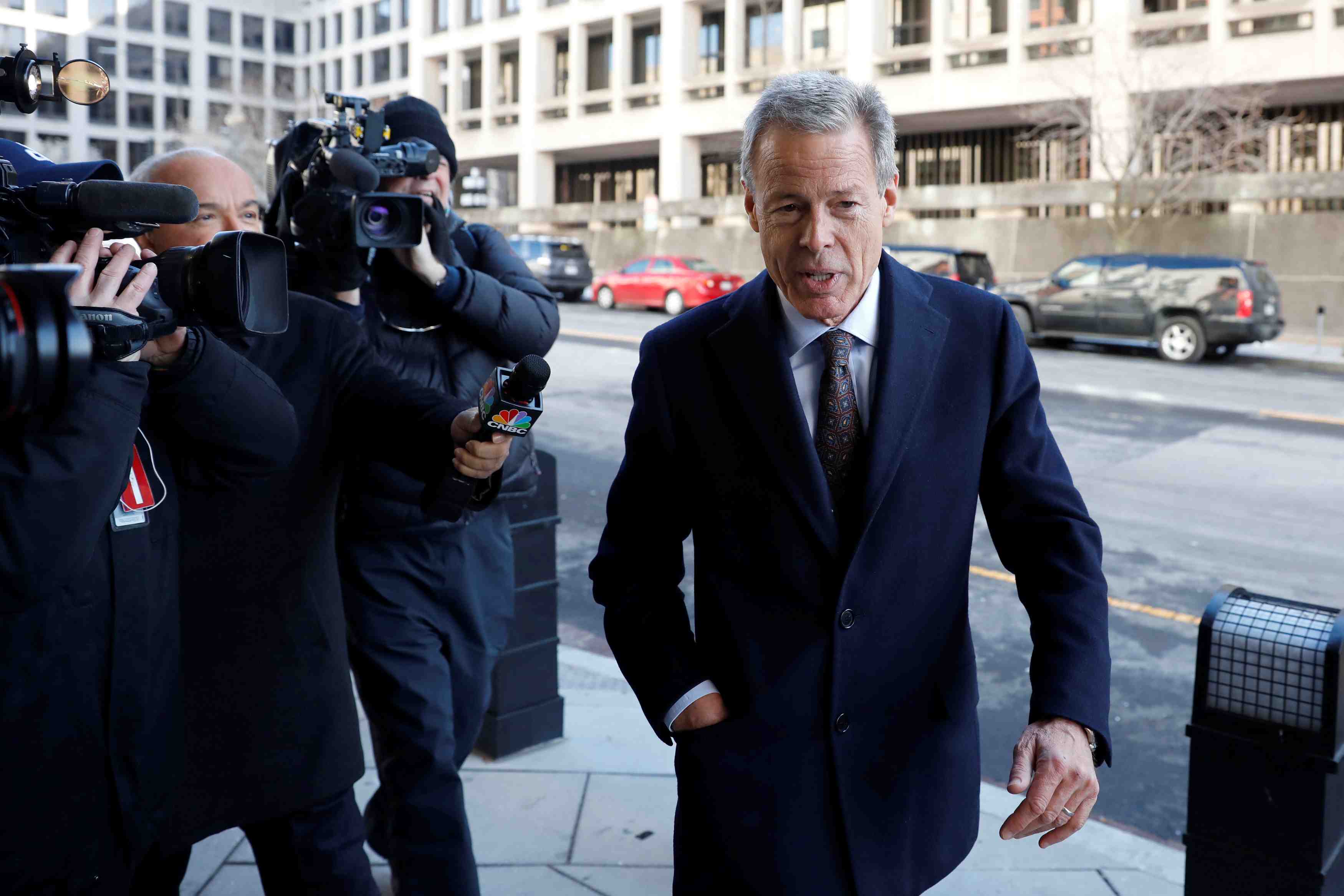 La justice demande a un juge de bloquer la fusion at&t-time warner