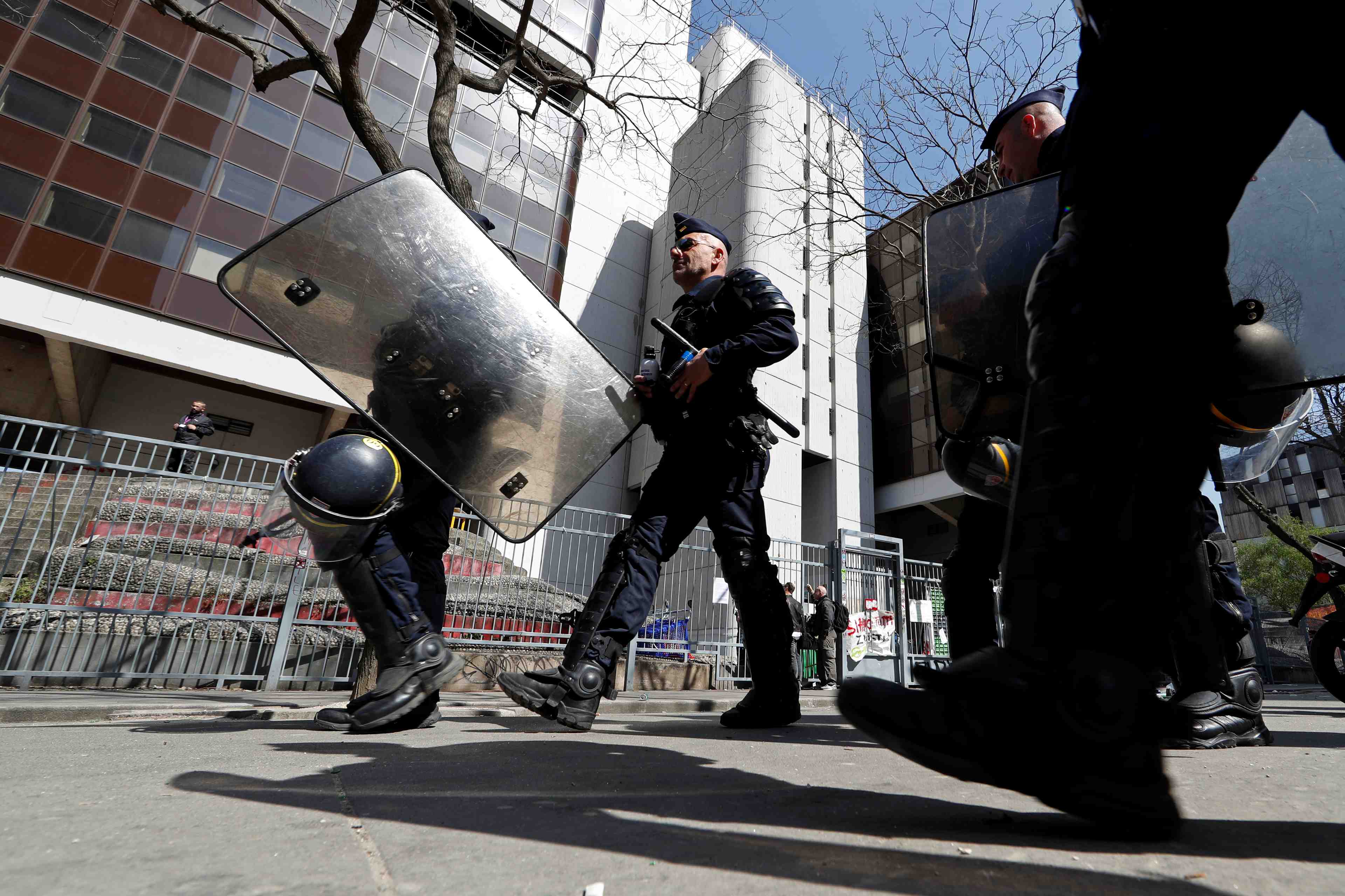 Les evacuations d'universites s'accelerent