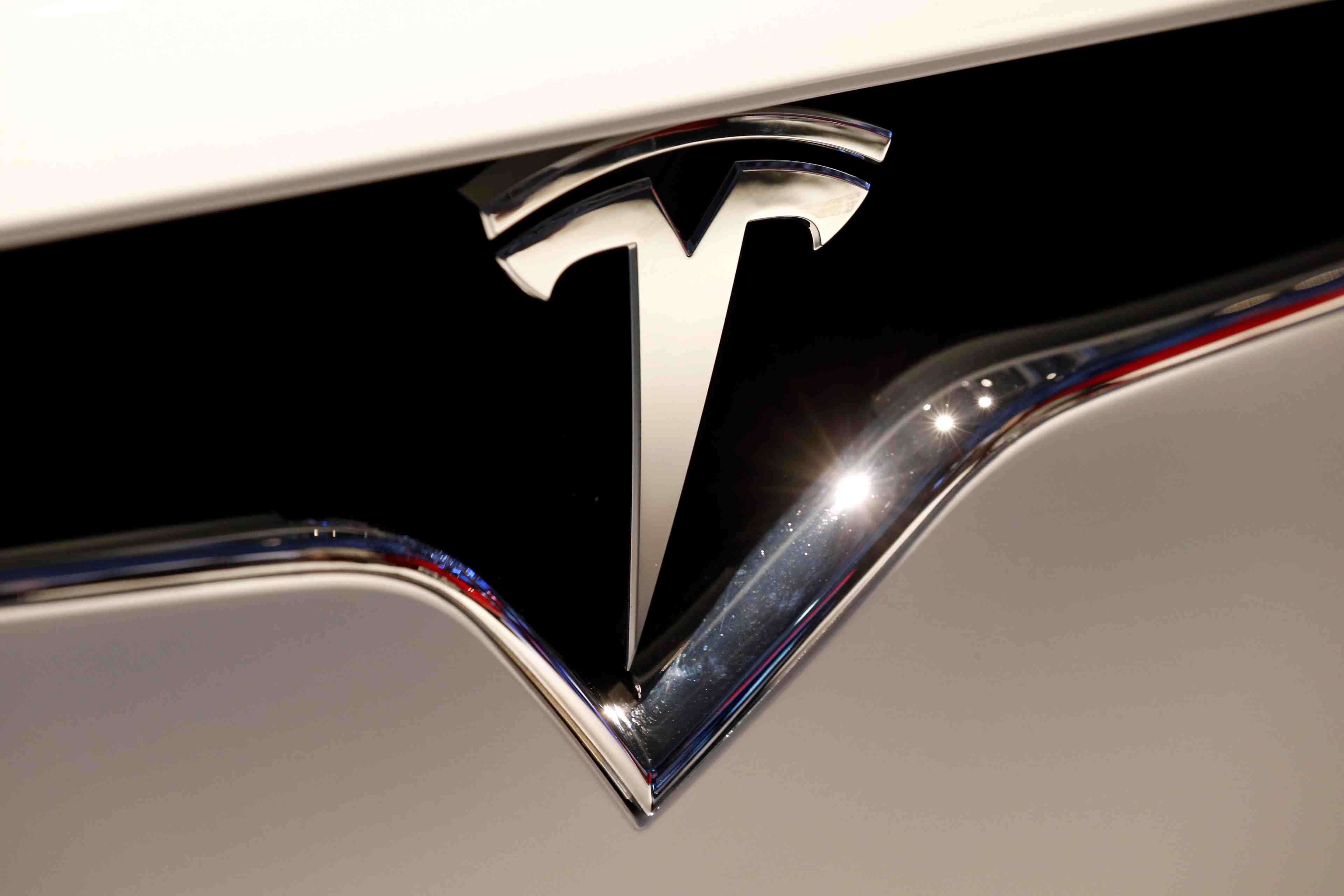 Tesla signe un accord pour une usine de 2 milliards de dollars a shanghai