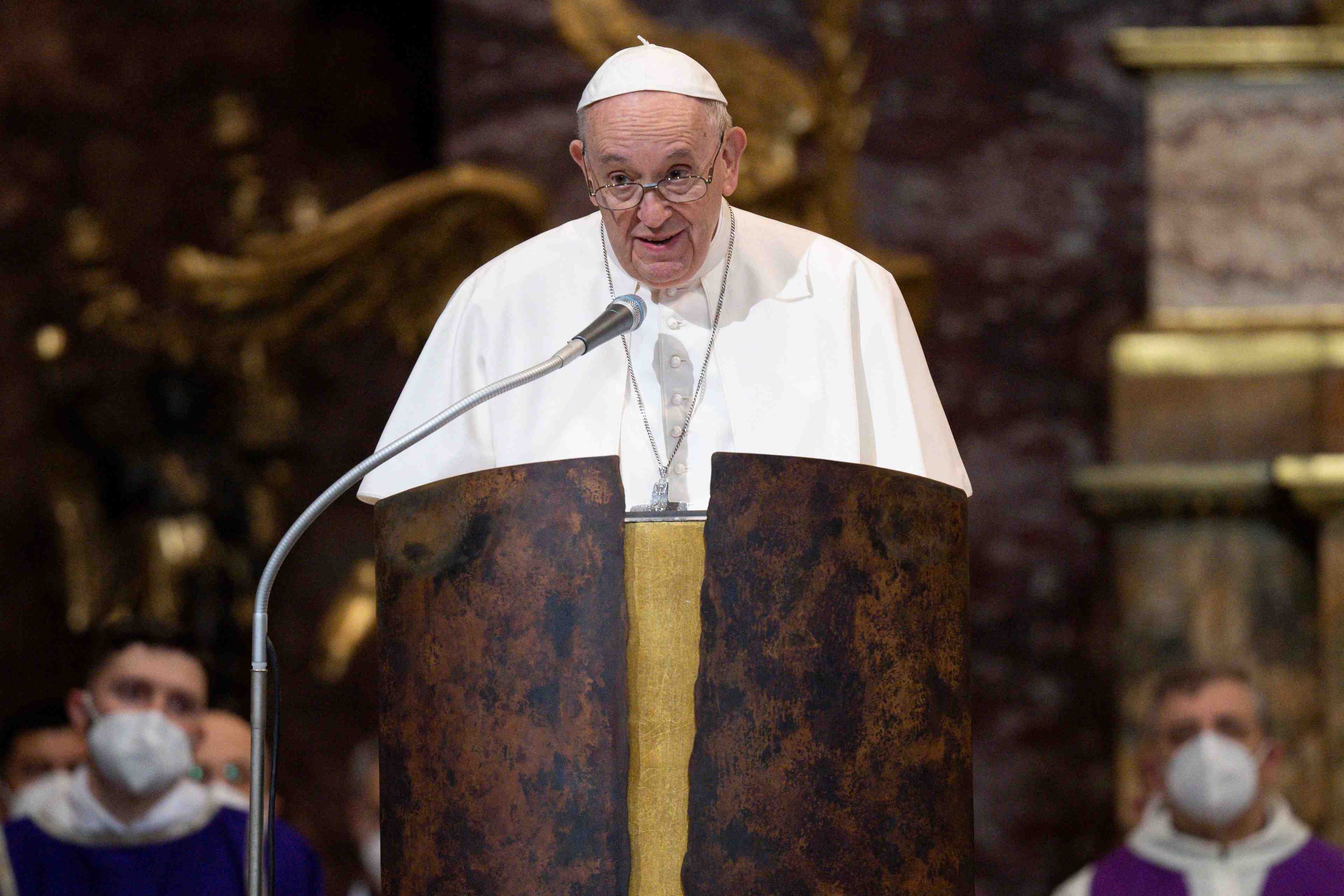 Le pape demande a arreter le "massacre" en ukraine