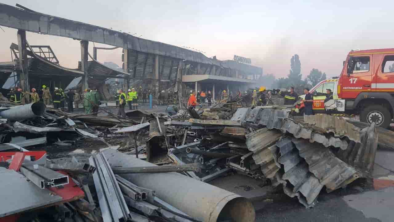 La france condamne le bombardement russe d'un supermarche en ukraine