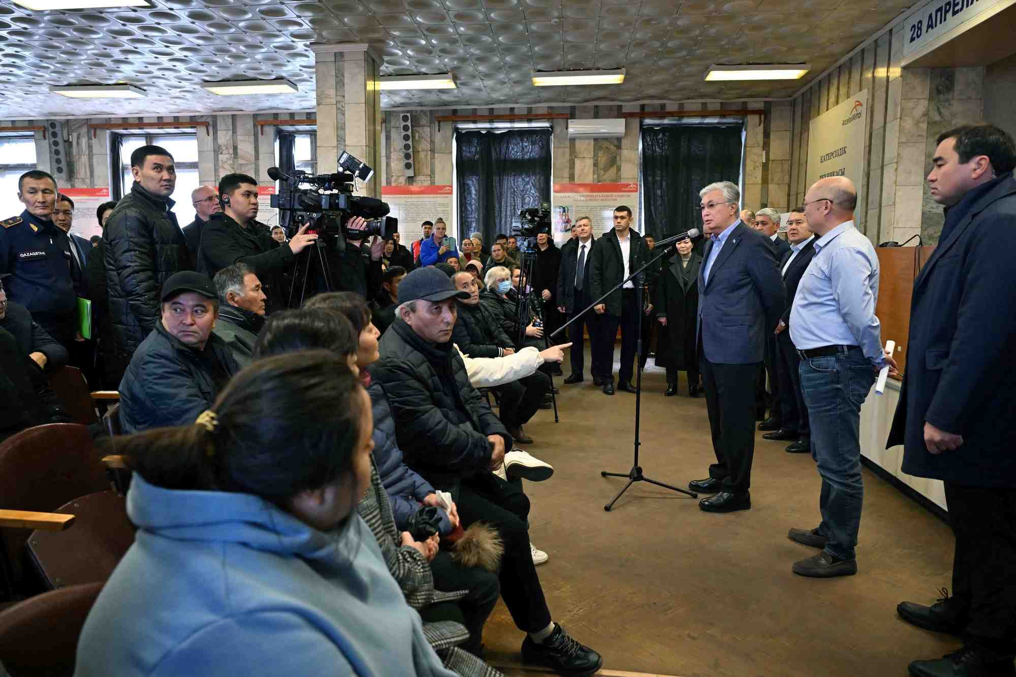 Le president kazakh avec les familles des personnes decedees