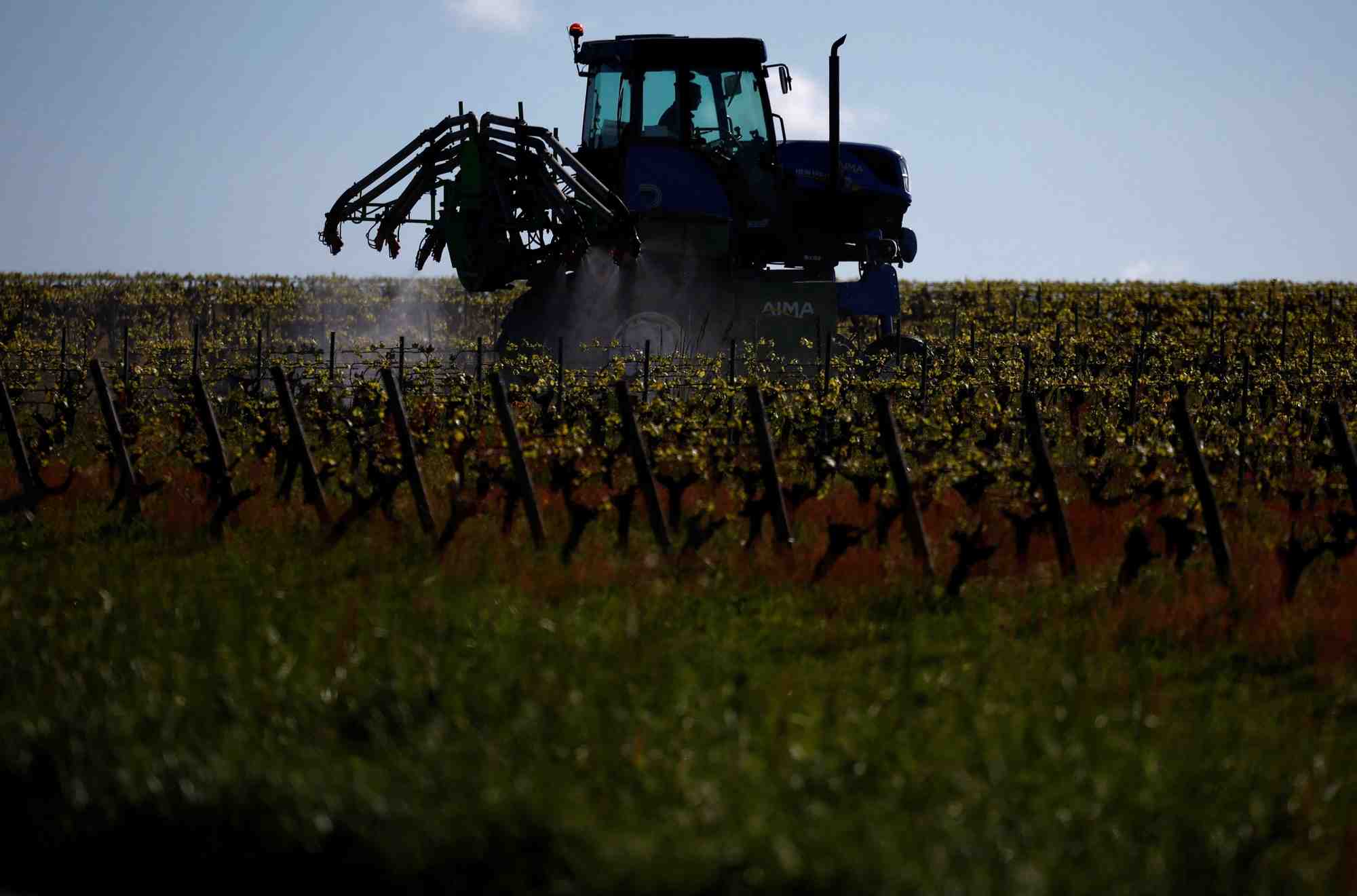Un agriculteur francais conduit son tracteur pour pulveriser son champ a vallet, pres de nantes