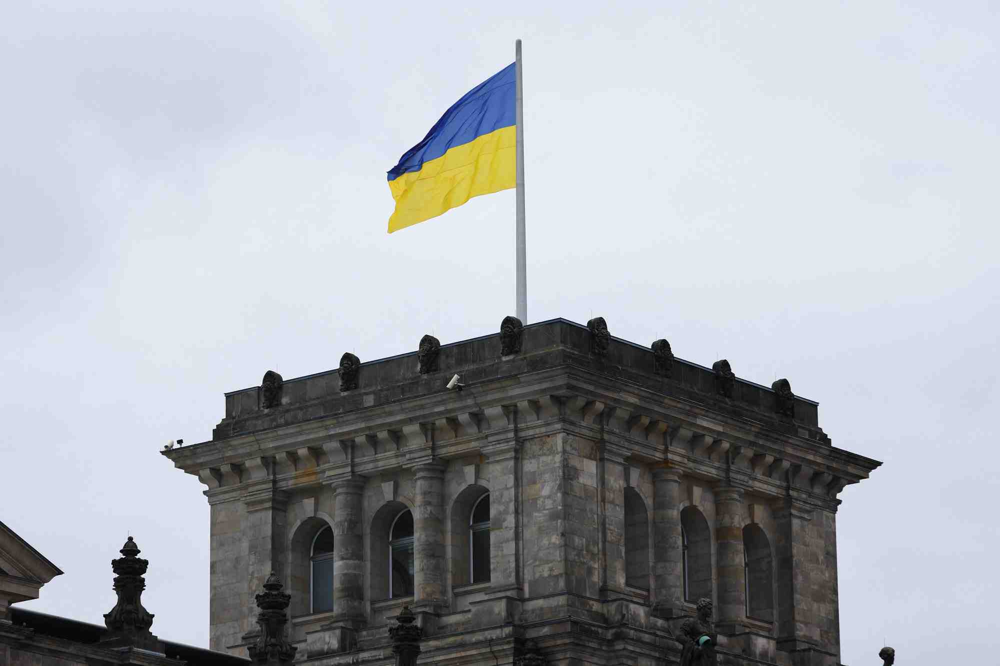 Un drapeau national ukrainien flotte au sommet du batiment du reichstag