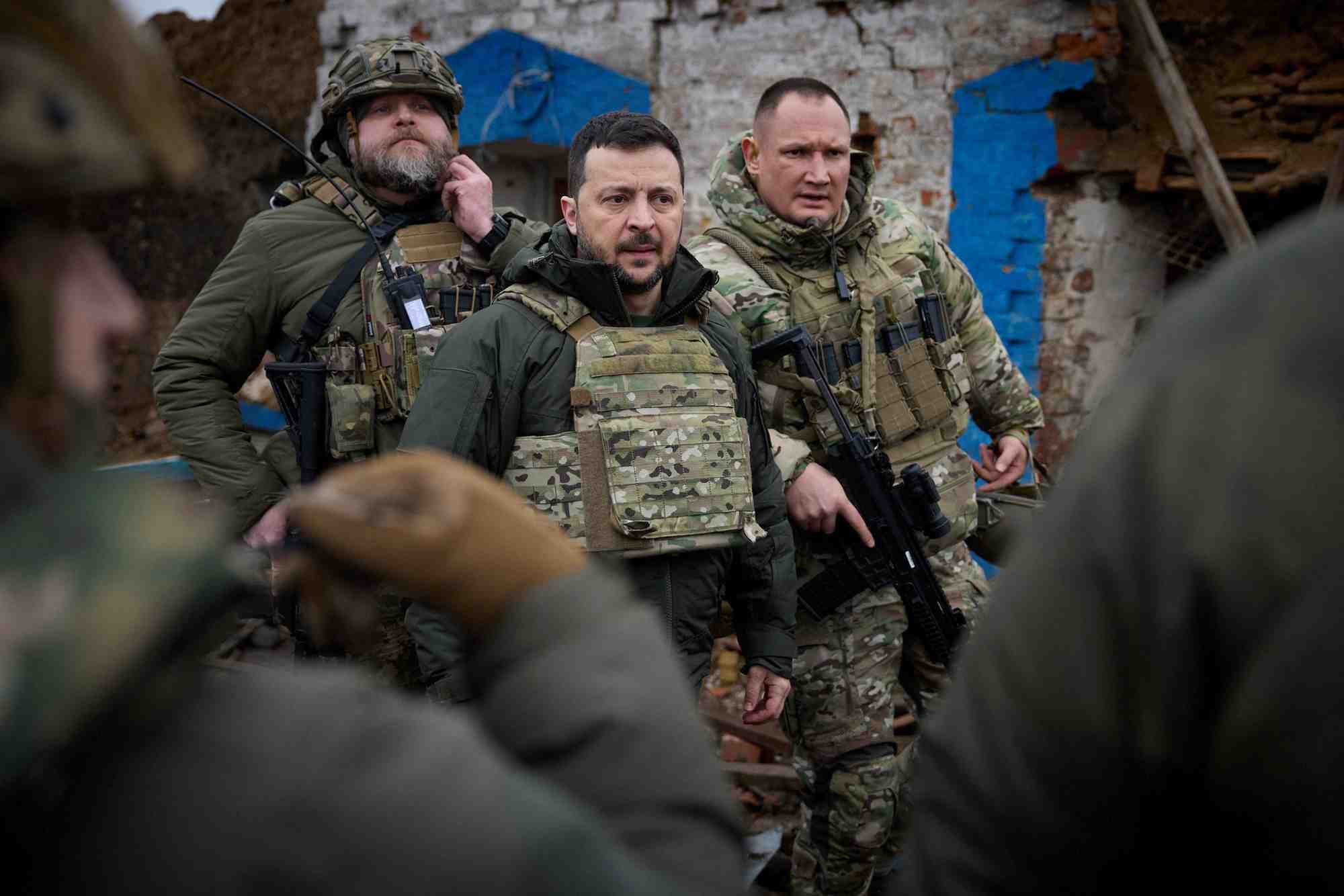 Le president ukrainien volodimir zelensky visite la ligne de front dans la region de zaporijjia,