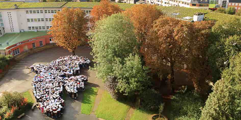 Les élèves de la cité scolaire Gambetta-Carnot rassemblés dans la cour pour former une colombe en hommage à Dominique Bernard, jeudi.