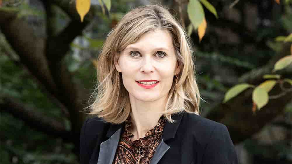 Députée du groupe Les Républicains, Virginie Duby-Muller pose lors d'une séance photo dans le jardin de l'Assemblée nationale le 8 novembre 2022.