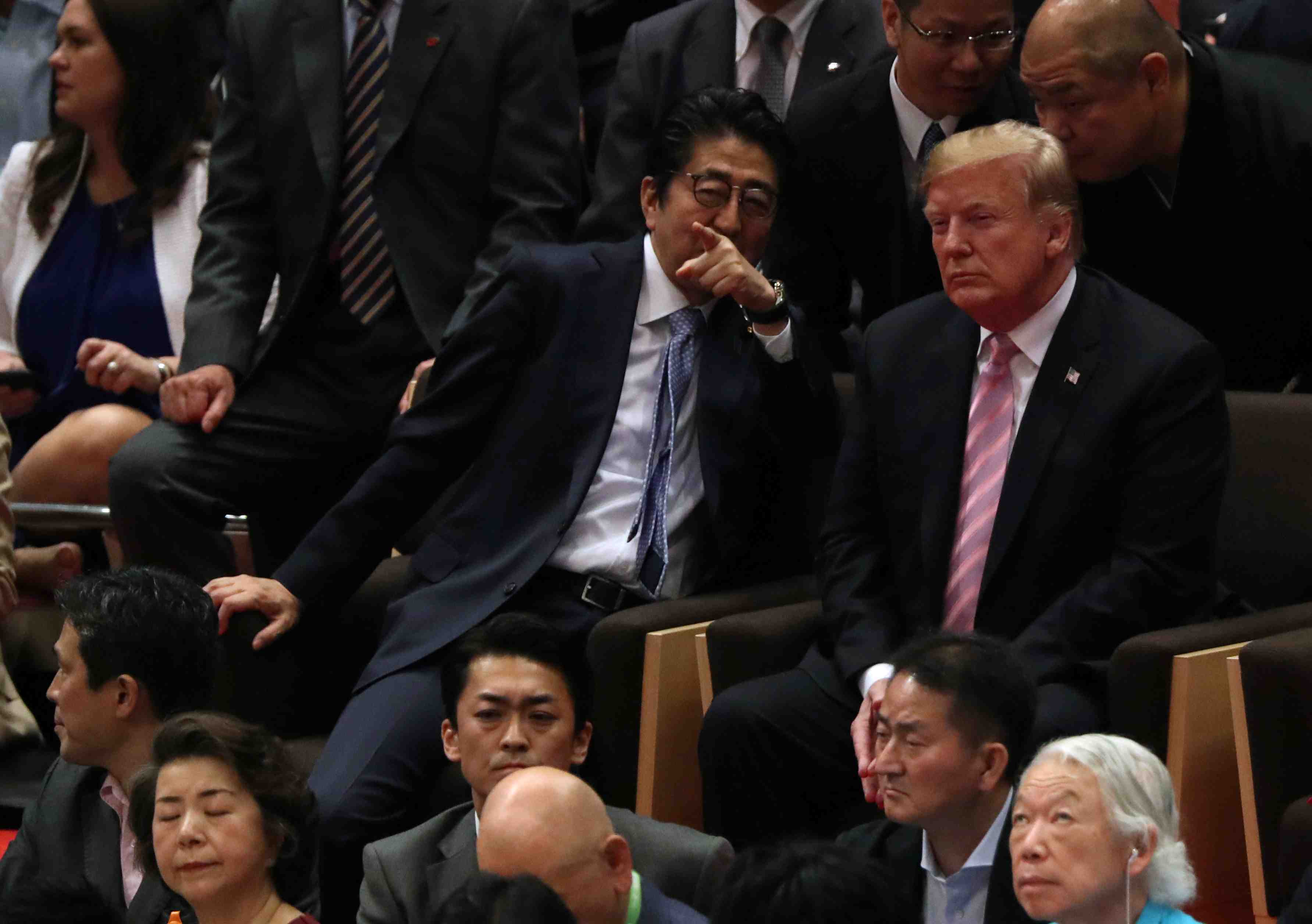 Diplomatie du golf entre abe et trump, les tensions commerciales en arriere-plan
