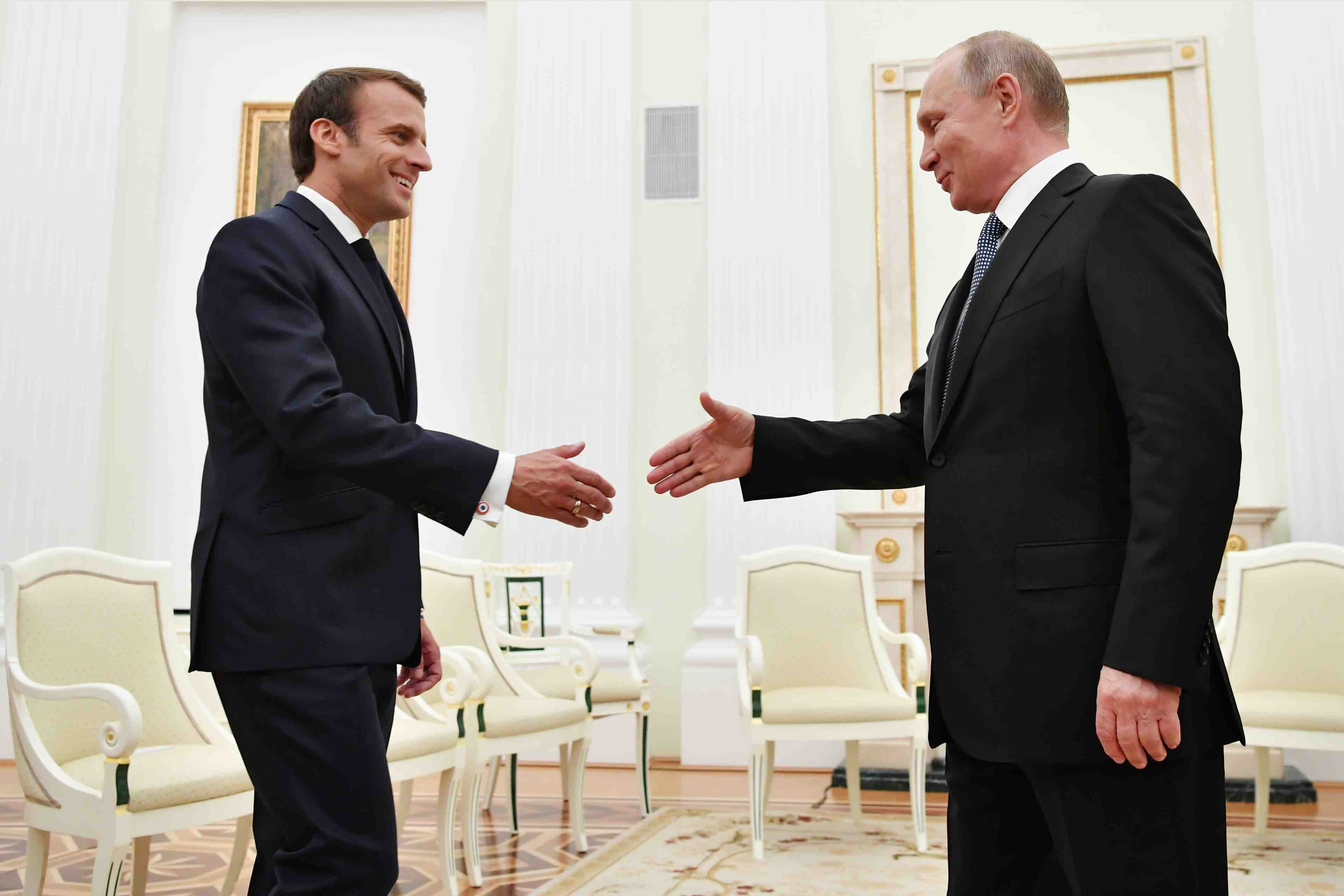 Macron souhaite "reenclencher une dynamique" avec poutine avant le g7