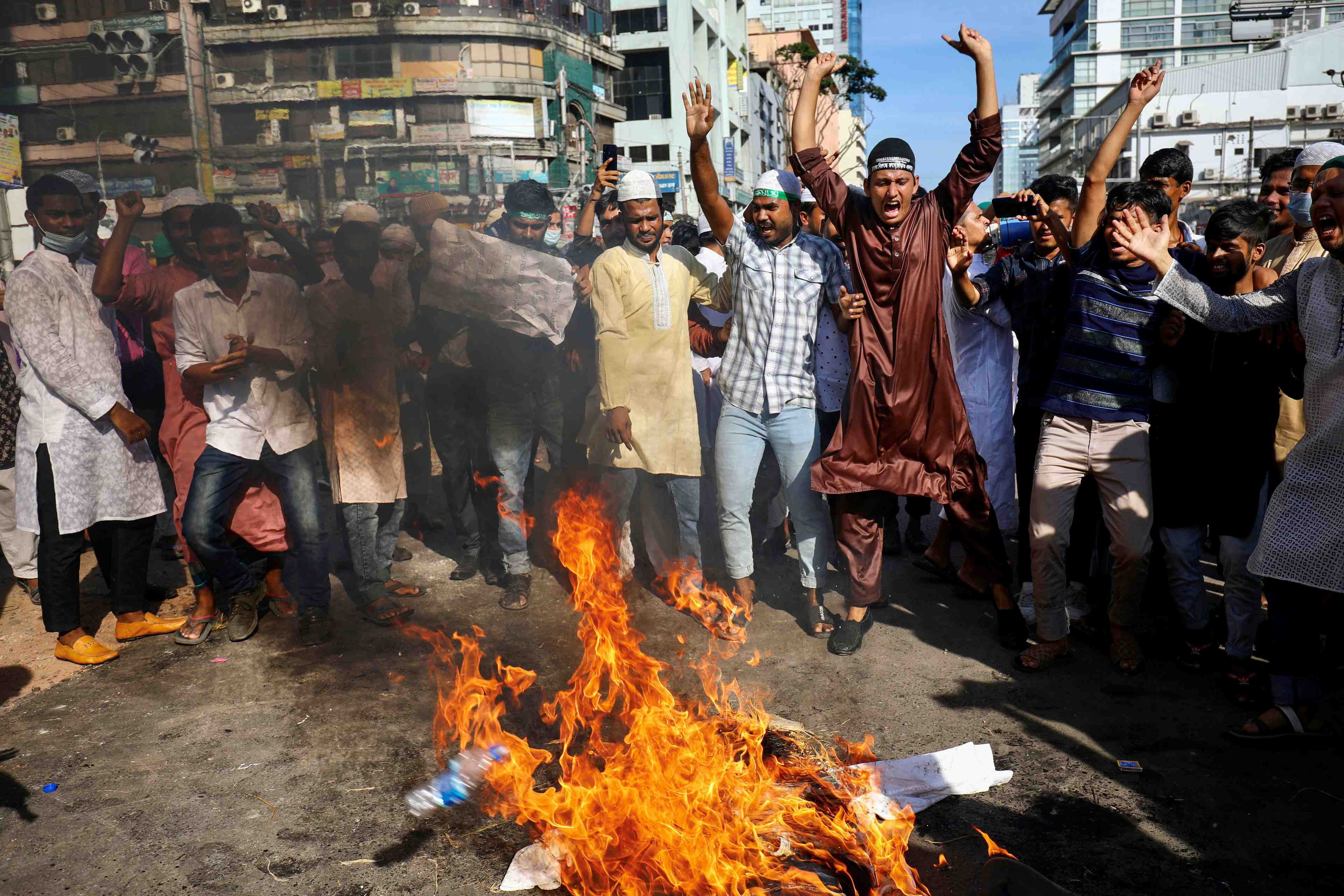 Bangladesh: des milliers de manifestants anti-macron apres l'attentat de nice