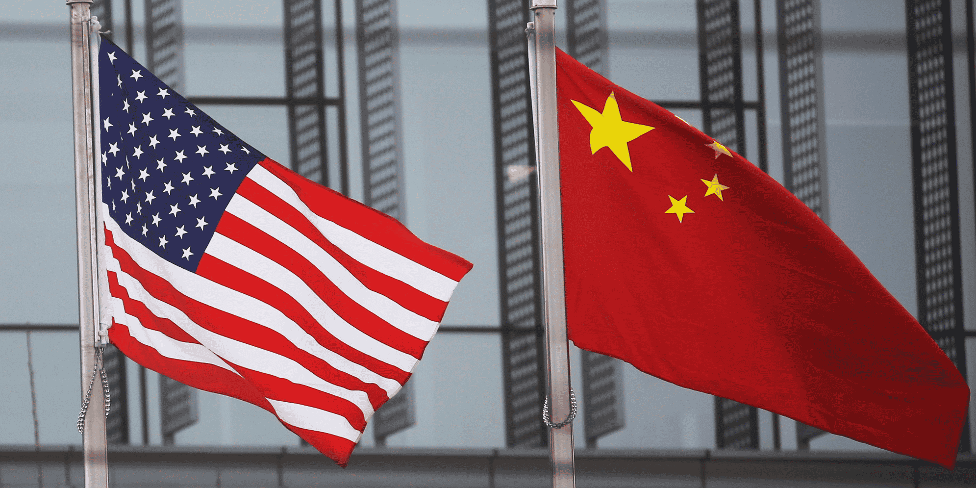 Des drapeaux chinois et americains flottent devant le batiment d'une entreprise americaine a pekin