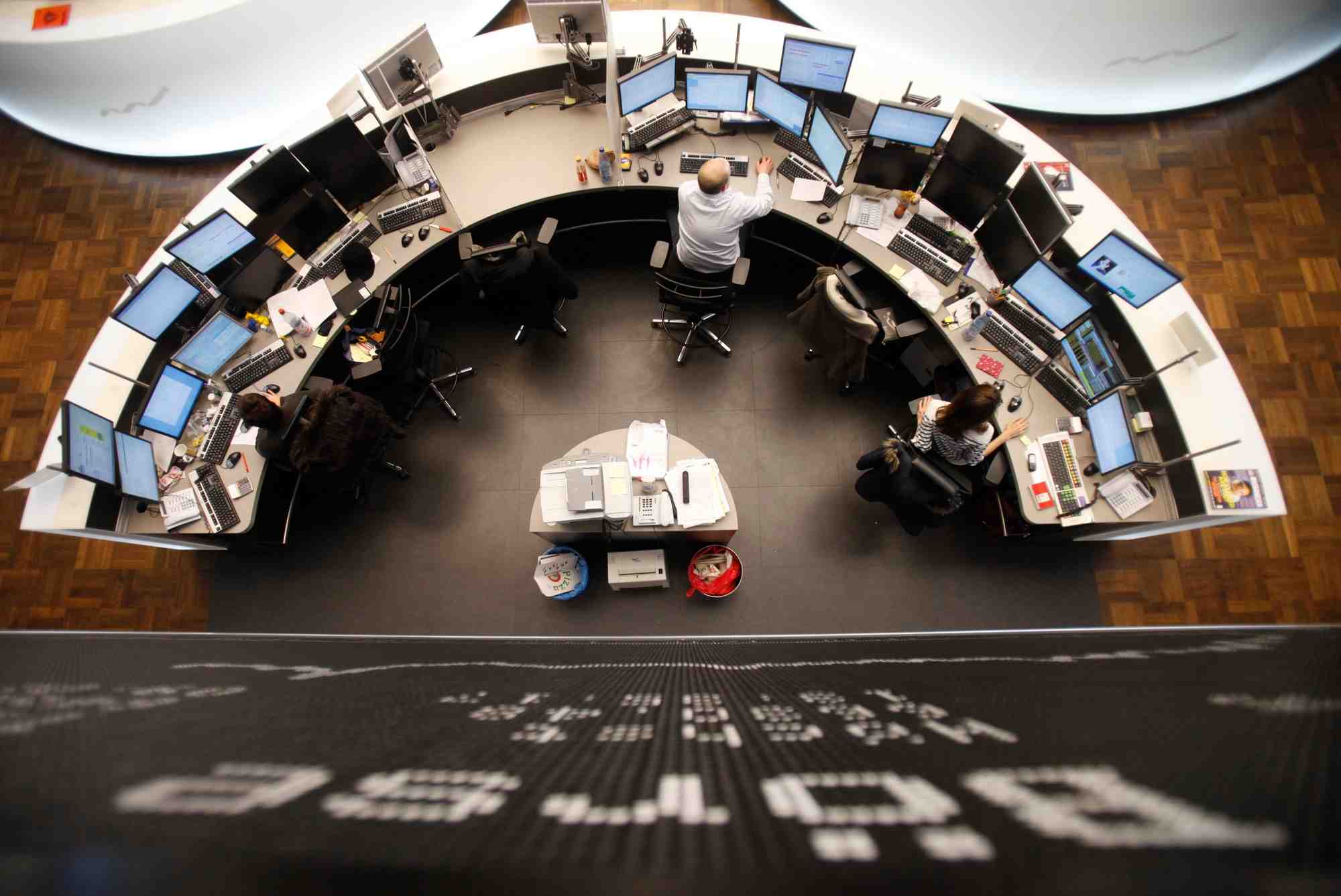 Les traders a la bourse de francfort, en allemagne