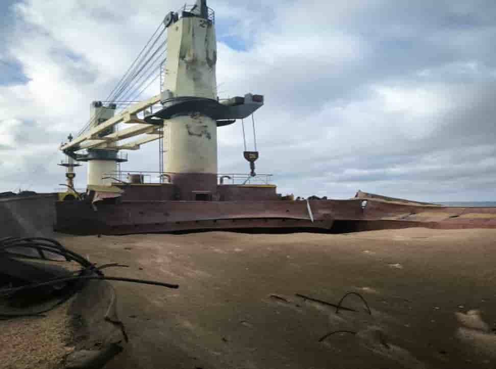 Un vraquier endommage par un tir de missile russe dans la mer noire