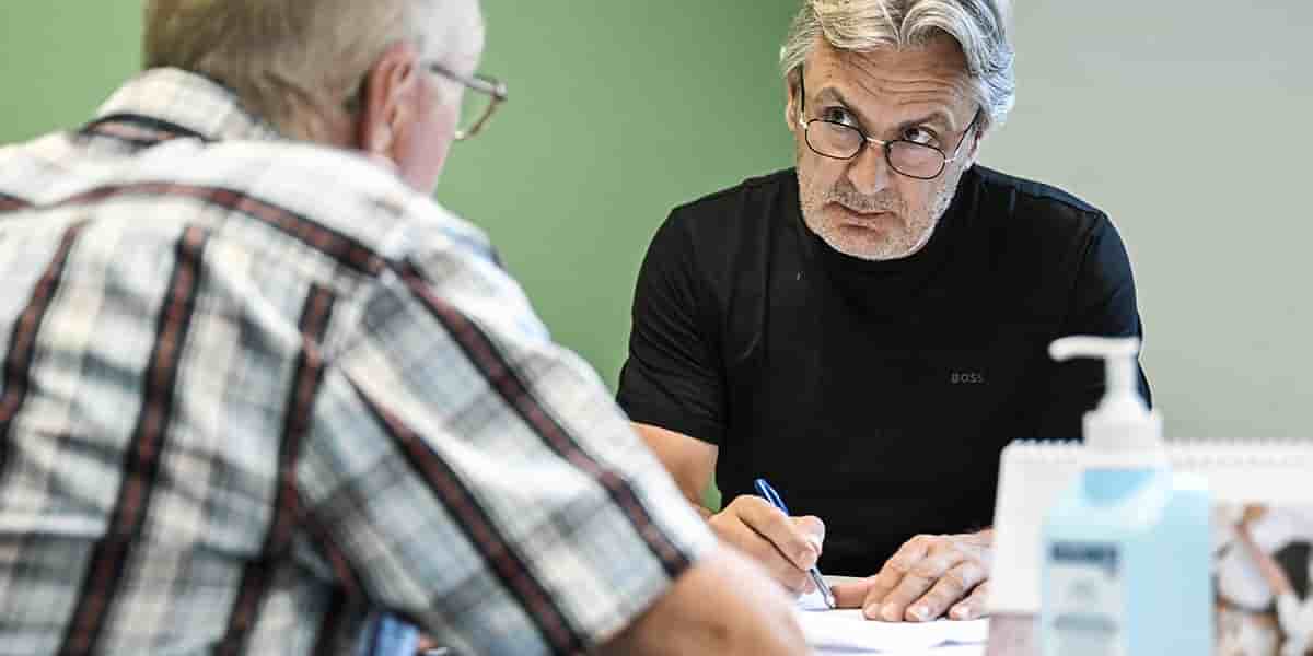 Un patient et un docteur en consultation.