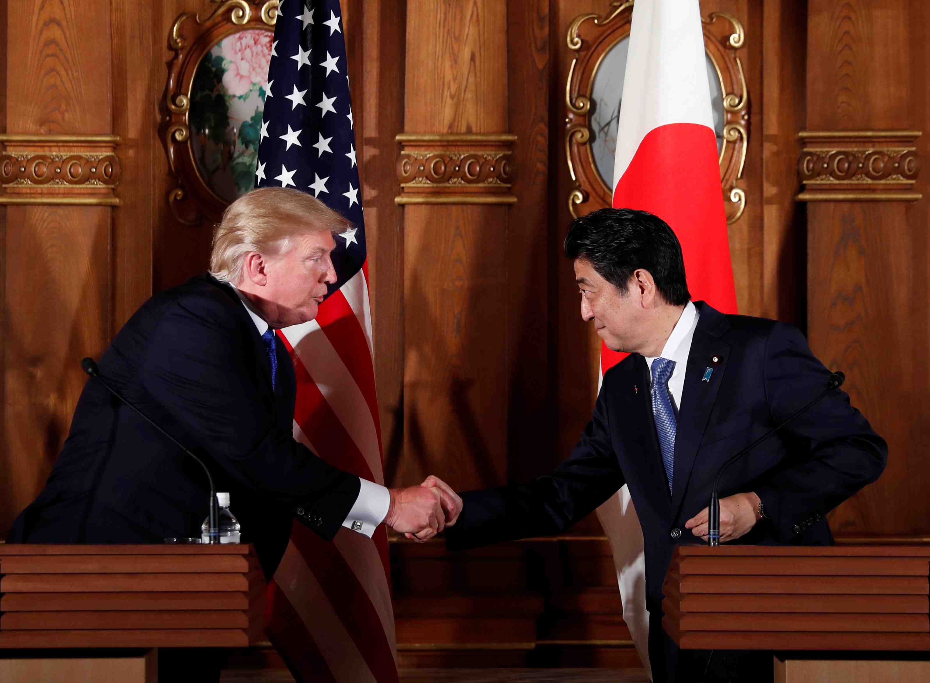 Trump dit vouloir un commerce plus "reciproque" avec le japon