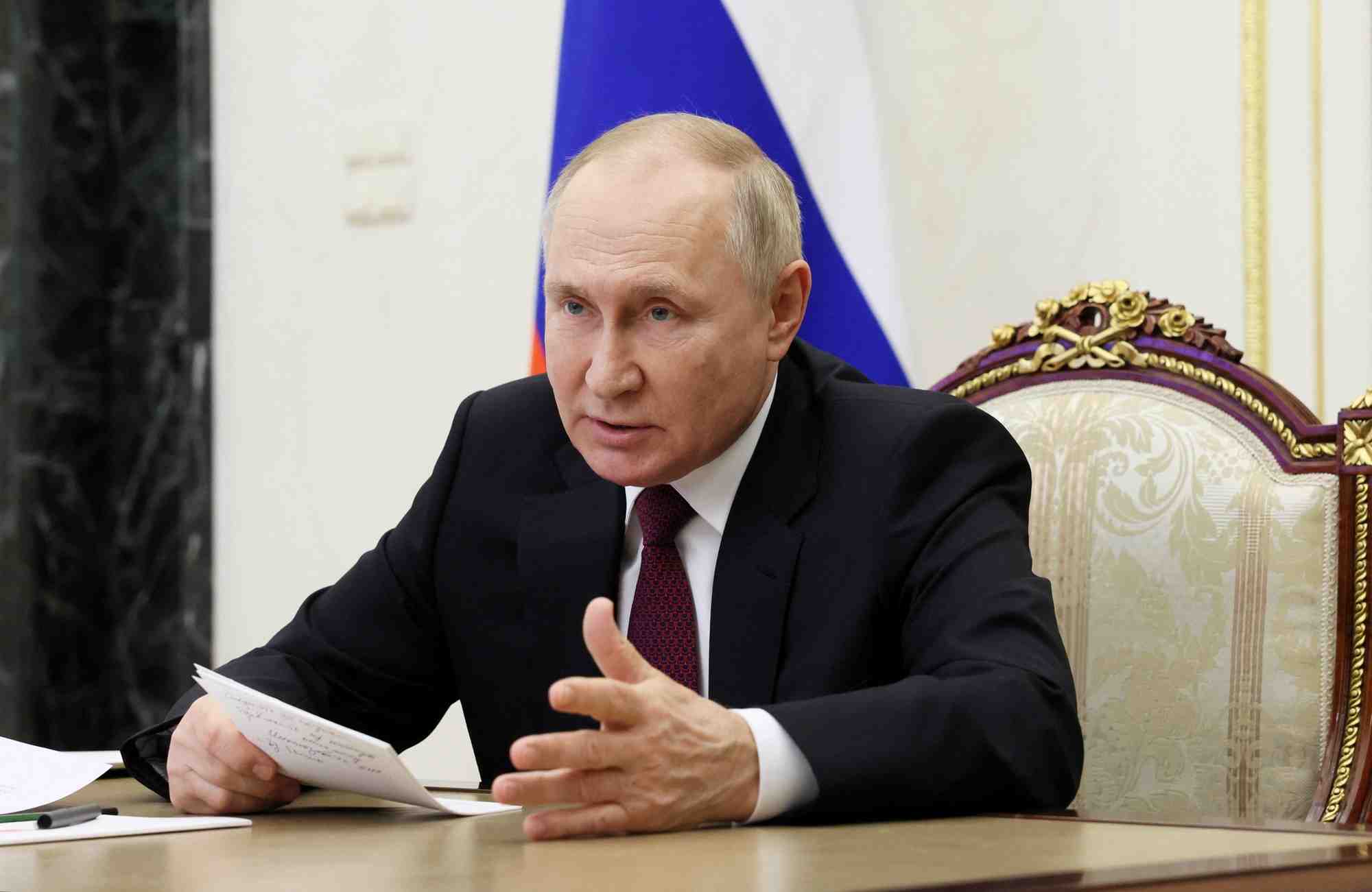 Le president russe vladimir poutine preside une reunion a moscou