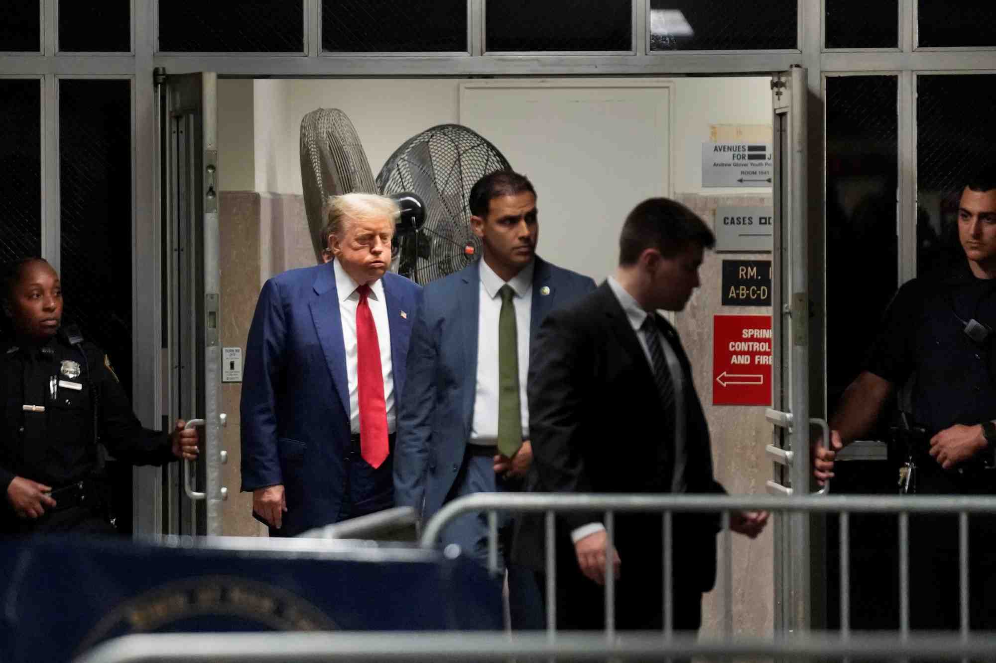 Le proces penal de l'ancien president americain trump, accuse d'avoir falsifie des documents commerciaux, se poursuit a new york