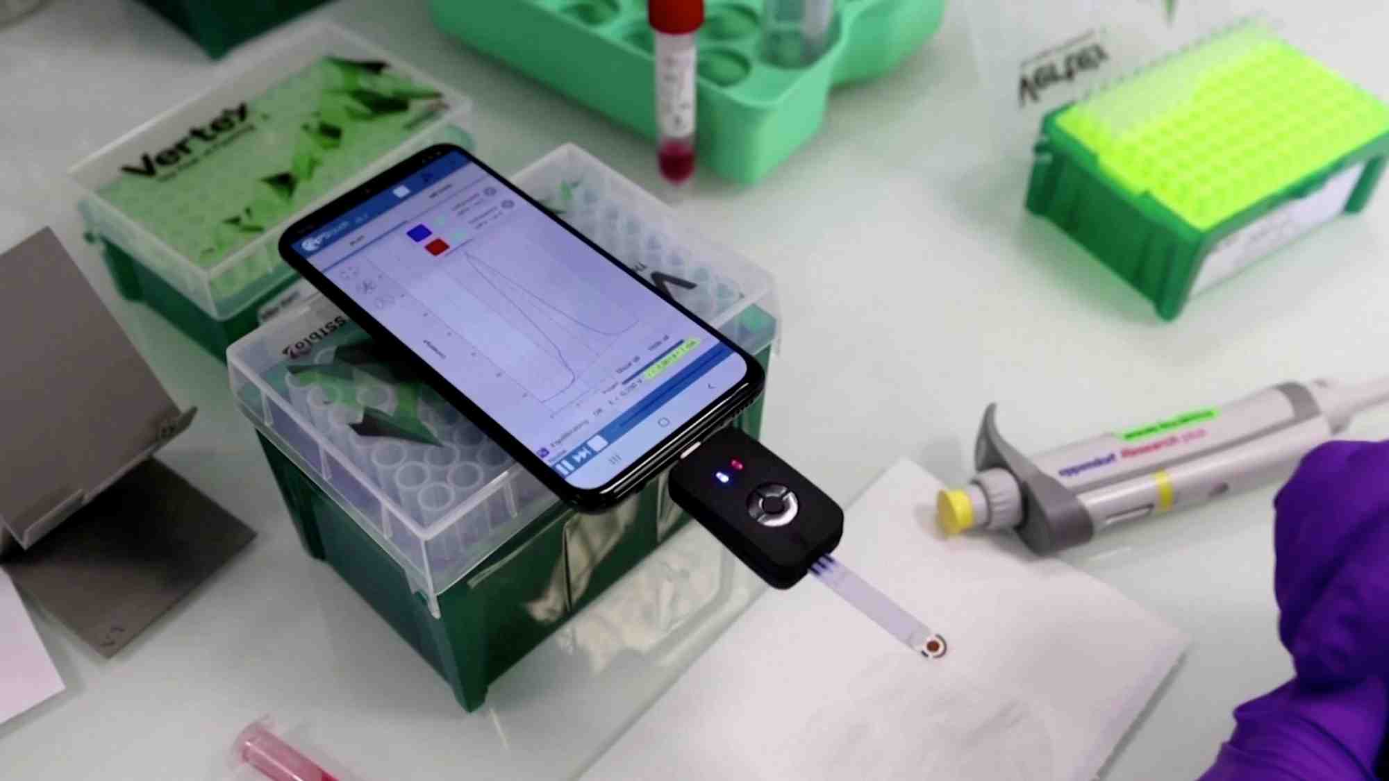 En se connectant à un smartphone, Cordial-1 peut afficher le résultat d'un test Covid-19 en dix minutes.