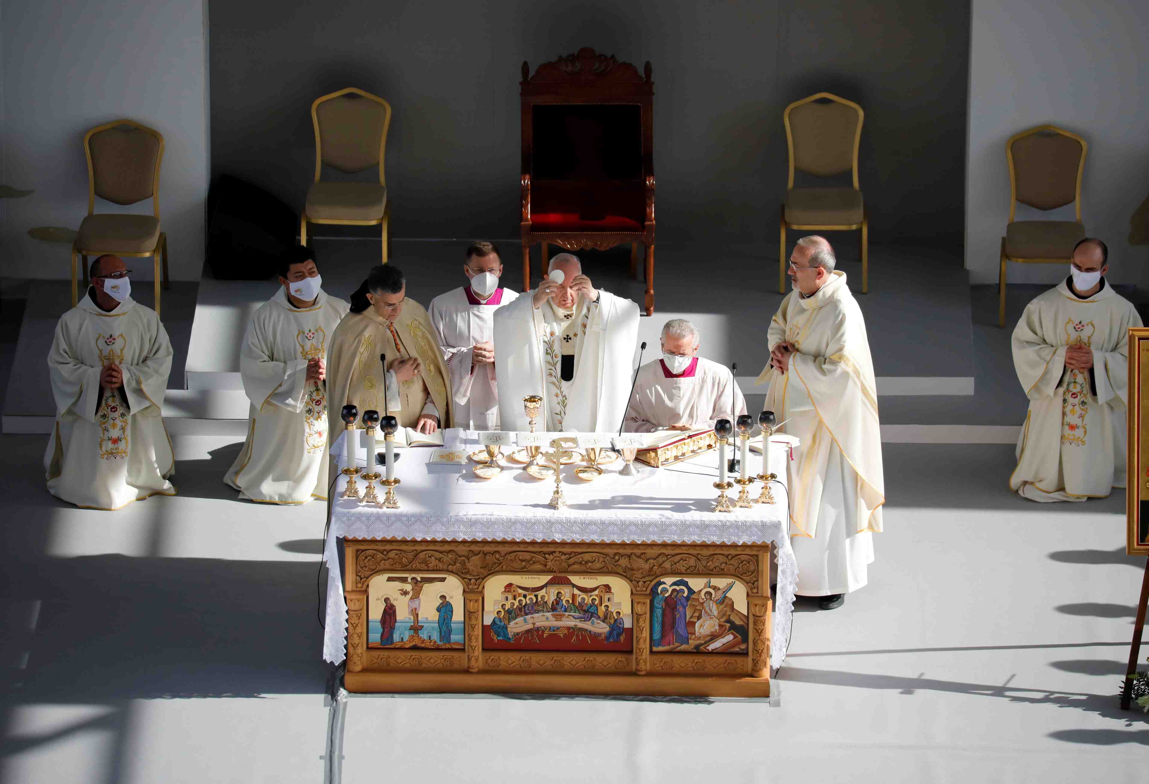 Le pape francois prone la guerison par le dialogue lors d'une messe a chypre