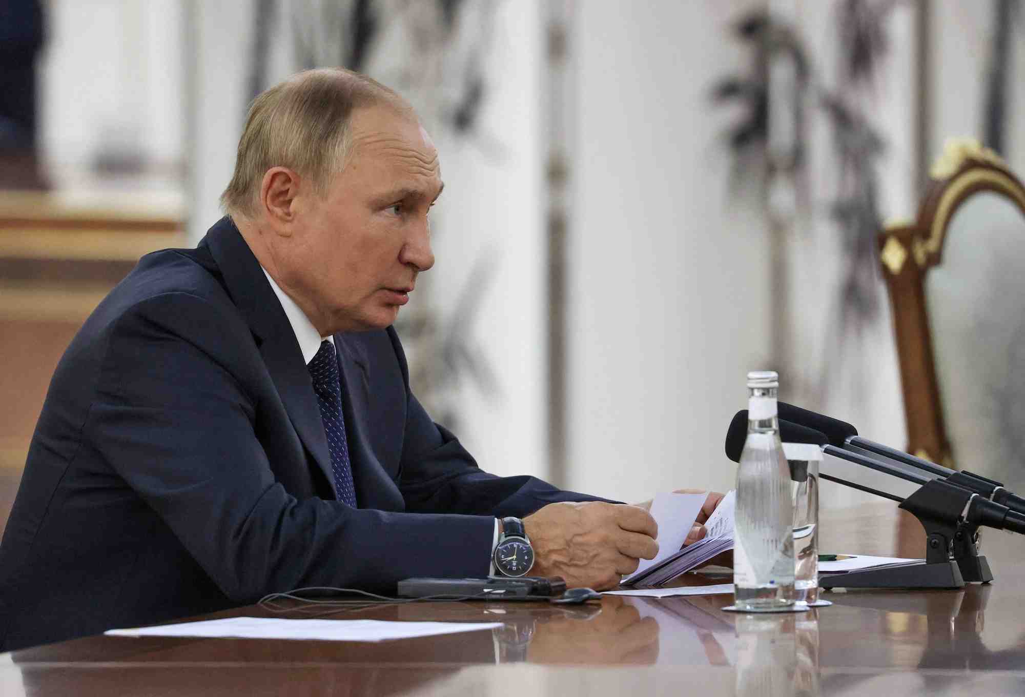 Le president russe vladimir poutine s'entretient avec le president chinois xi jinping lors du sommet a samarcande.