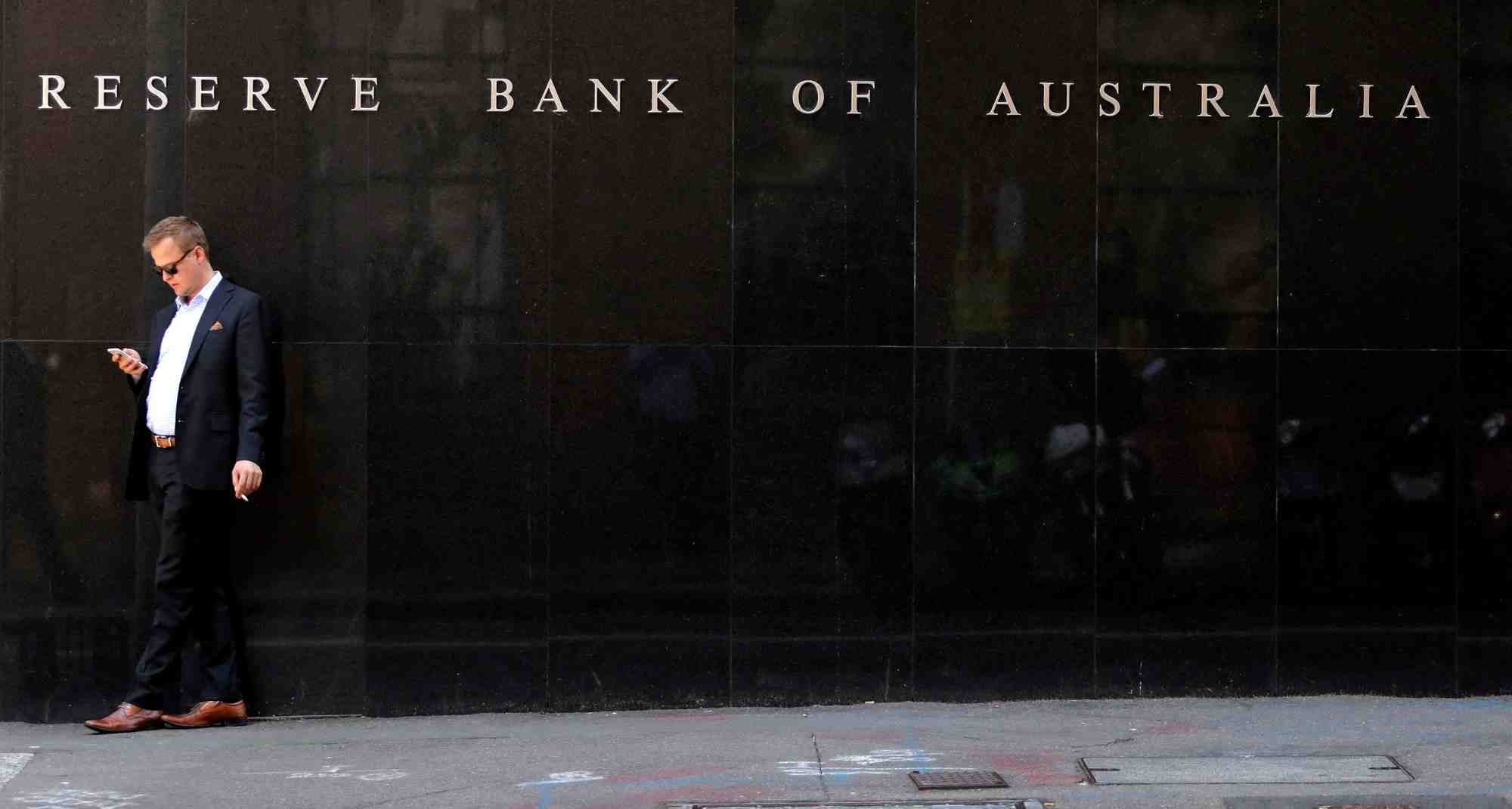 Un homme fume devant le siege de la banque centrale d'australie a sydney