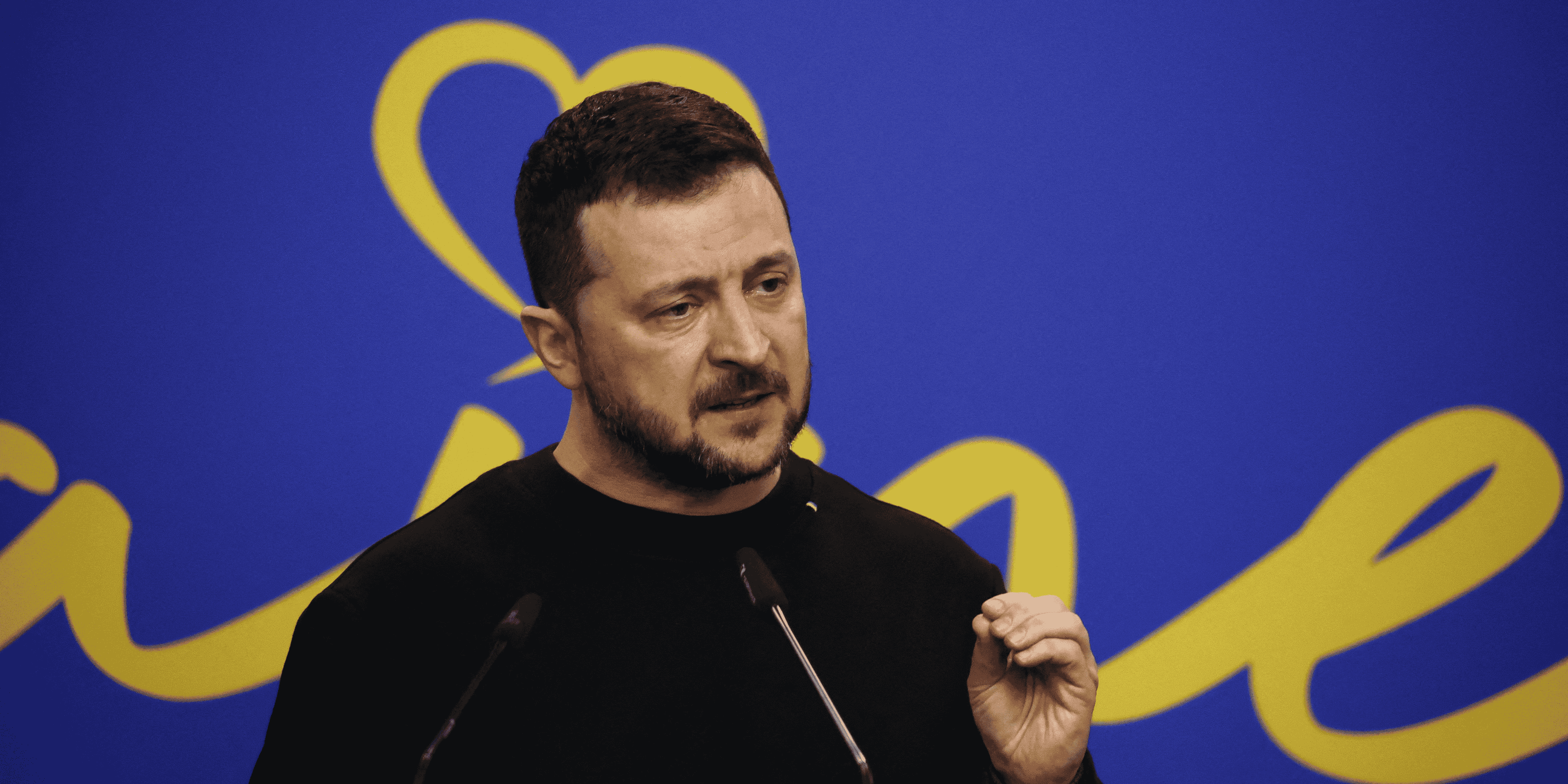 Le president ukrainien volodimir zelensky s'exprime lors d'une conference de presse le jour du sommet ukraine-europe du sud-est a tirana